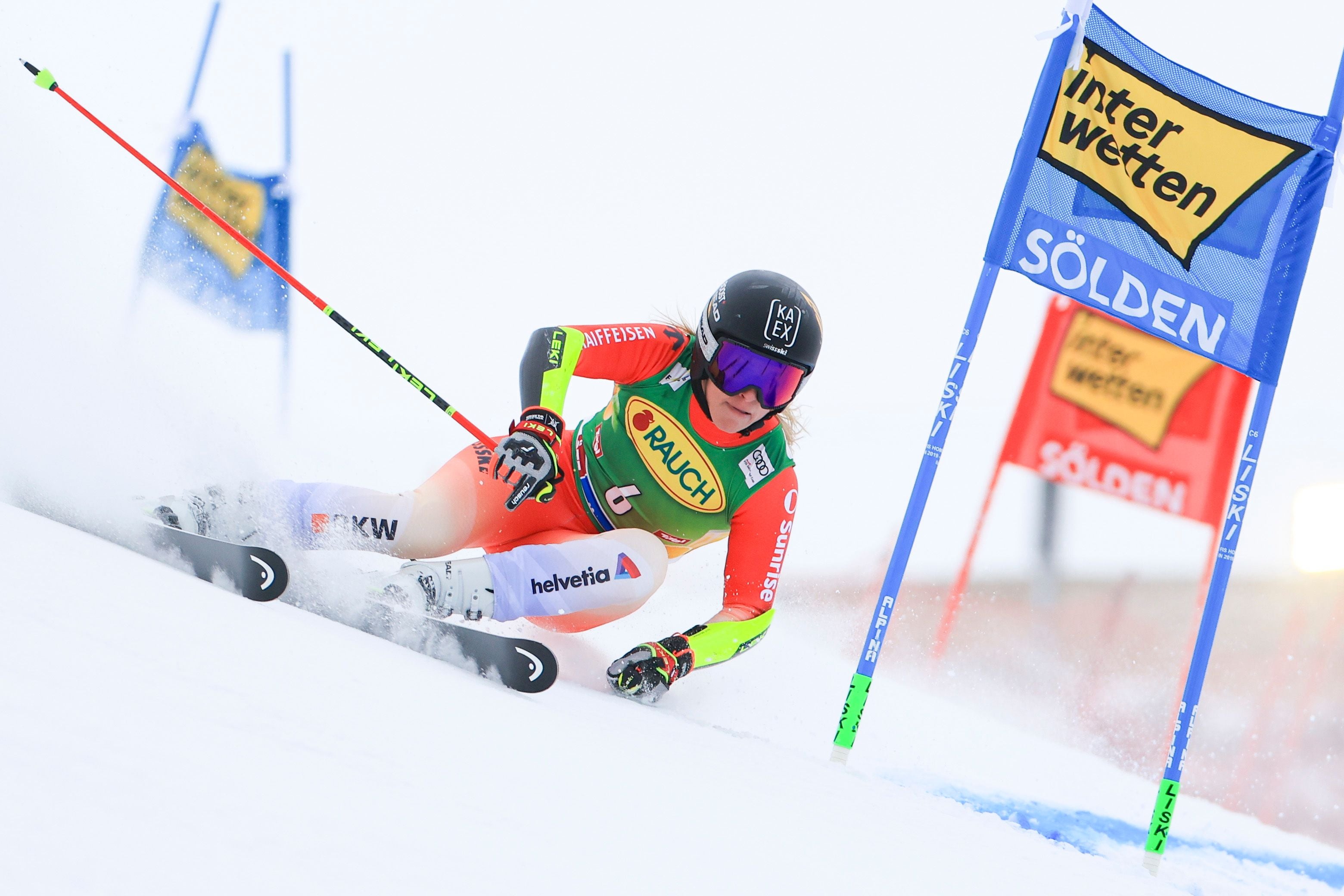 Skirennläuferin fährt im Riesenslalom in Sölden eng an einem blauen Tor vorbei.