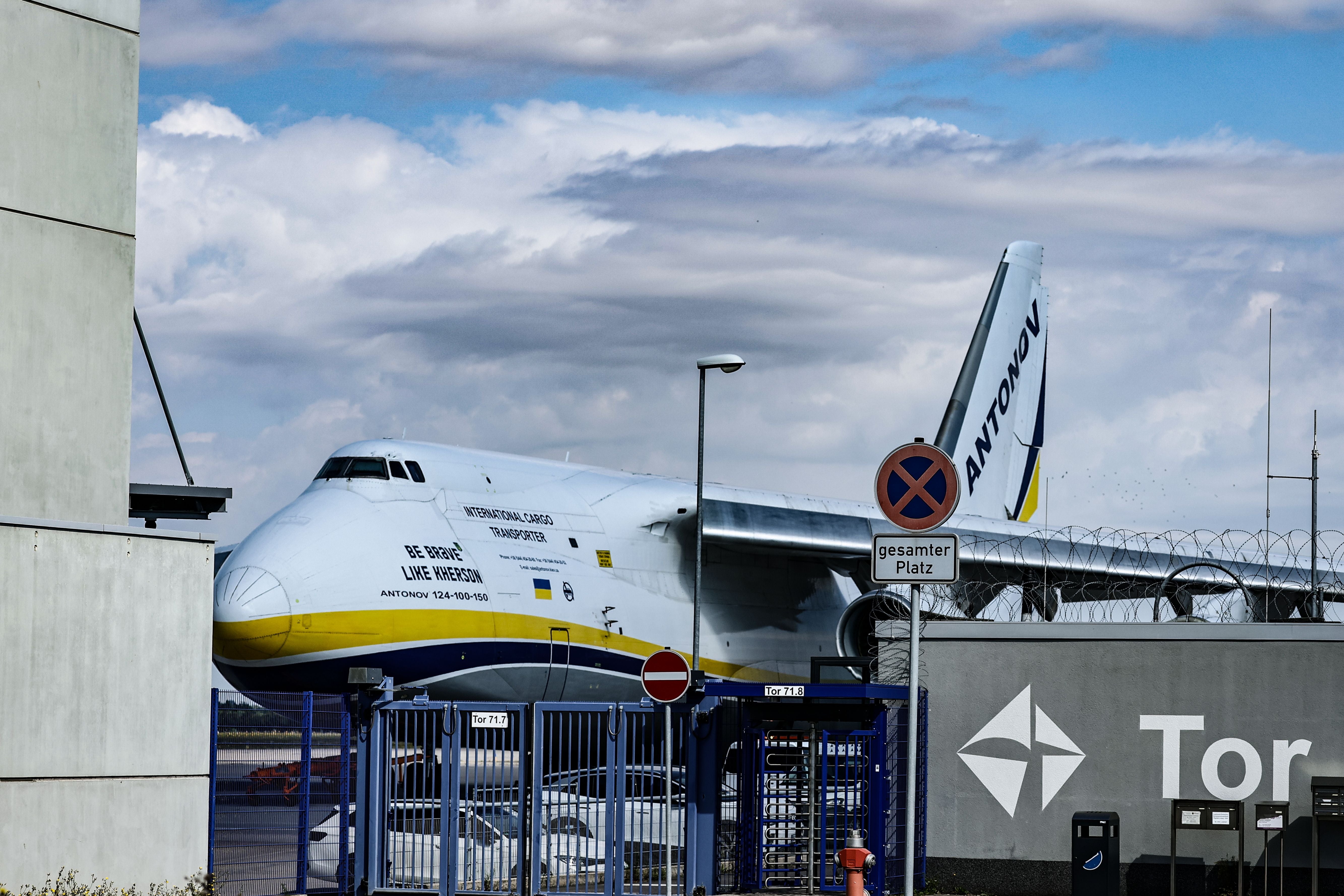 Eine große ukrainische Antonov-Frachtmaschine steht auf dem Gelände des Flughafens Leipzig-Halle.