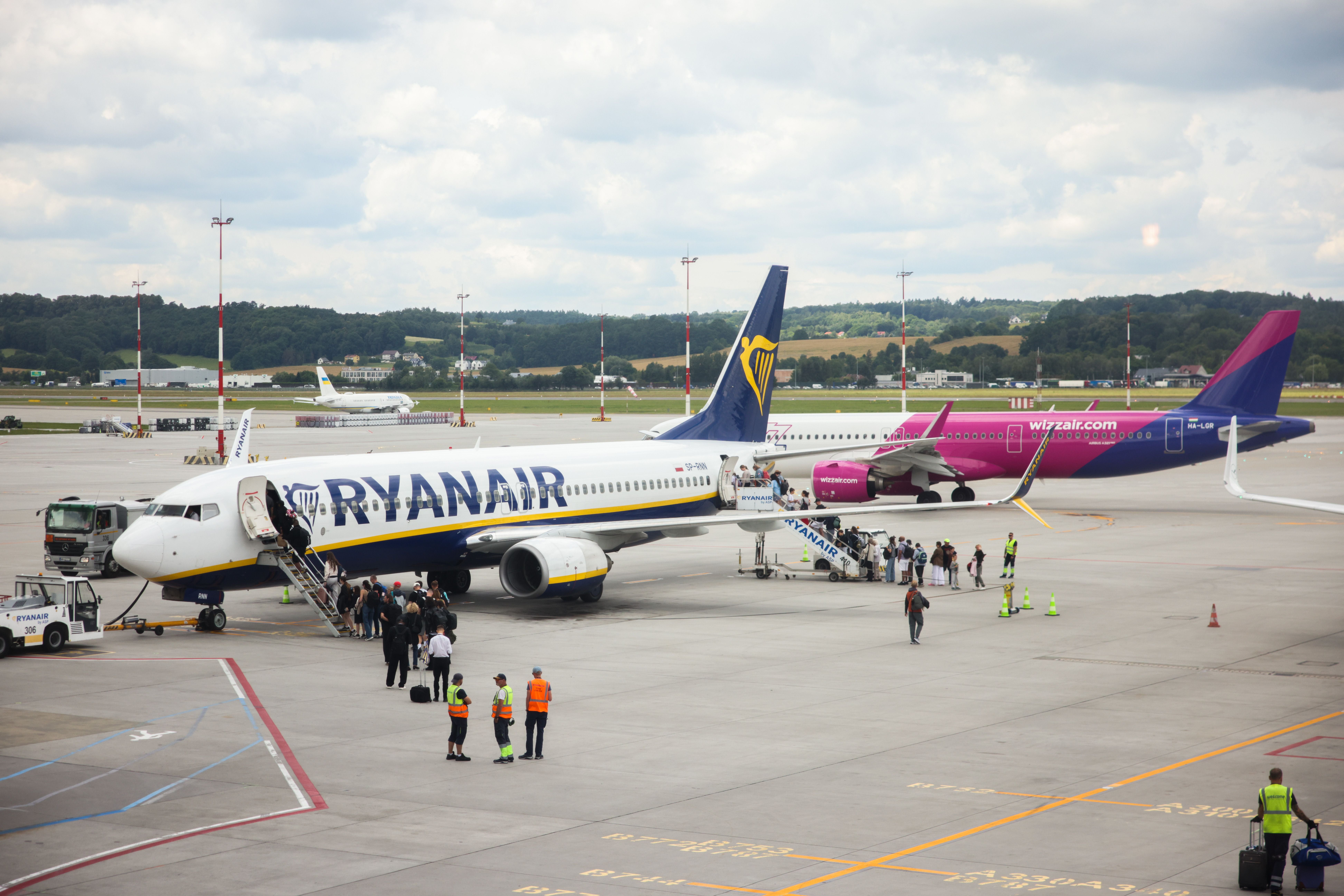 Flugzeuge von Ryanair und Wizz Air mit einsteigenden Passagieren am Flughafen Krakau-Balice.