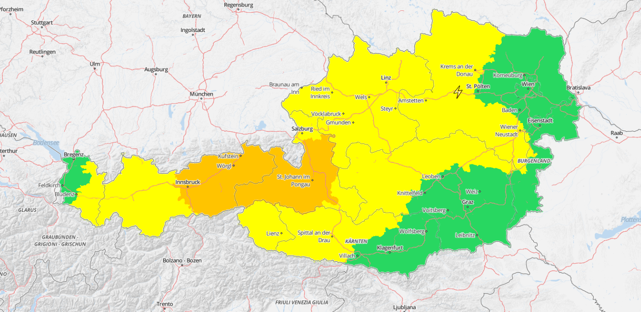 Unwetter-Warnkarte für Österreich mit unterschiedlich farbigen Warnstufen nach Regionen.
