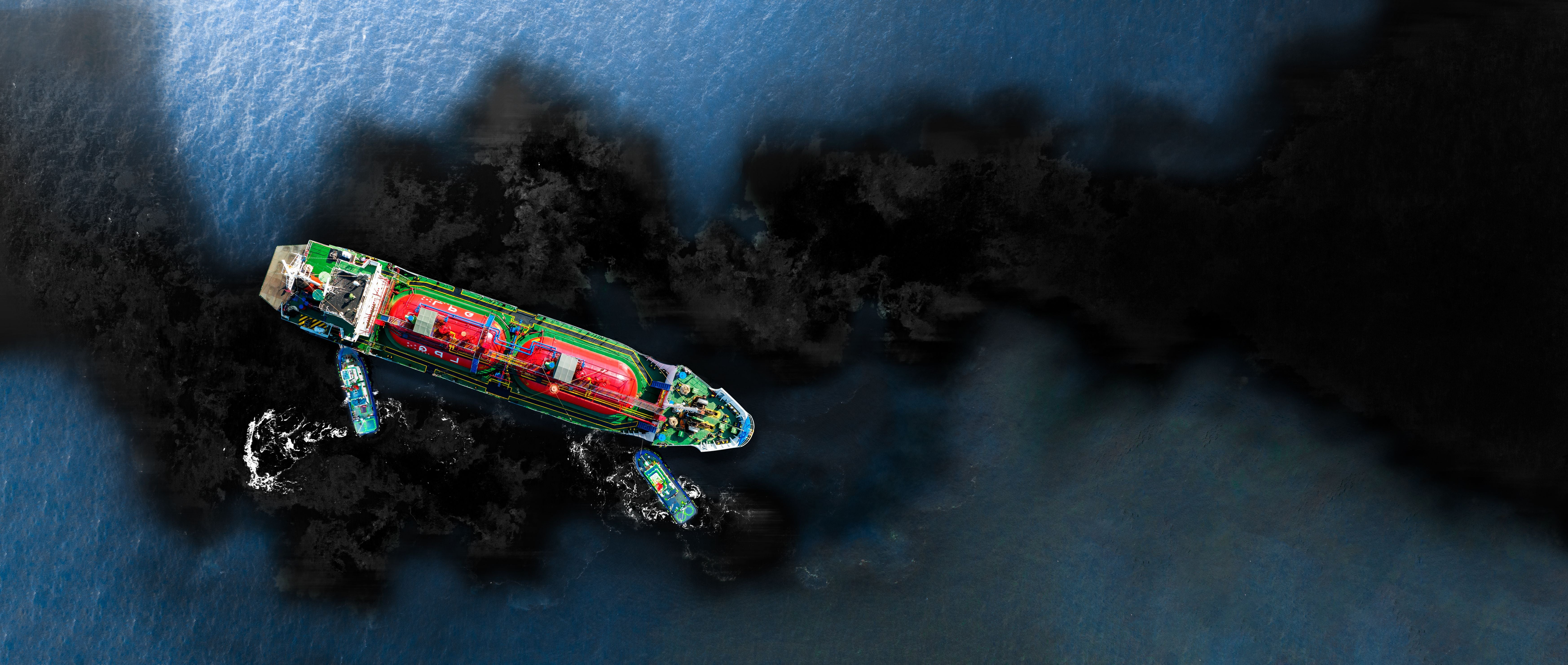 Öltanker mit großem Ölteppich im Meer, sichtbare Umweltverschmutzung durch Ölaustritt.