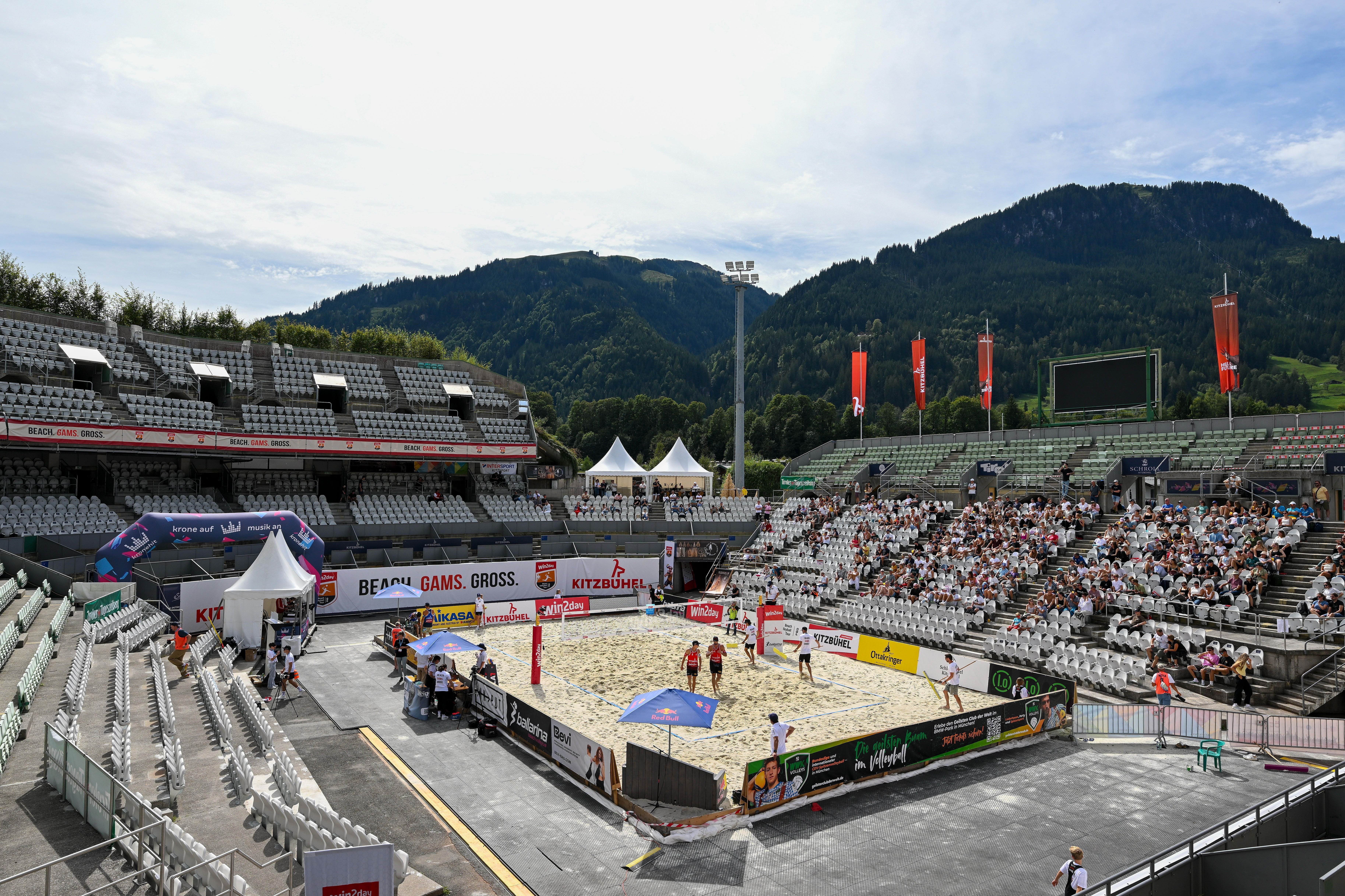 Überblick über das Beachvolleyball-Zentrumscourt bei den österreichischen Meisterschaften.