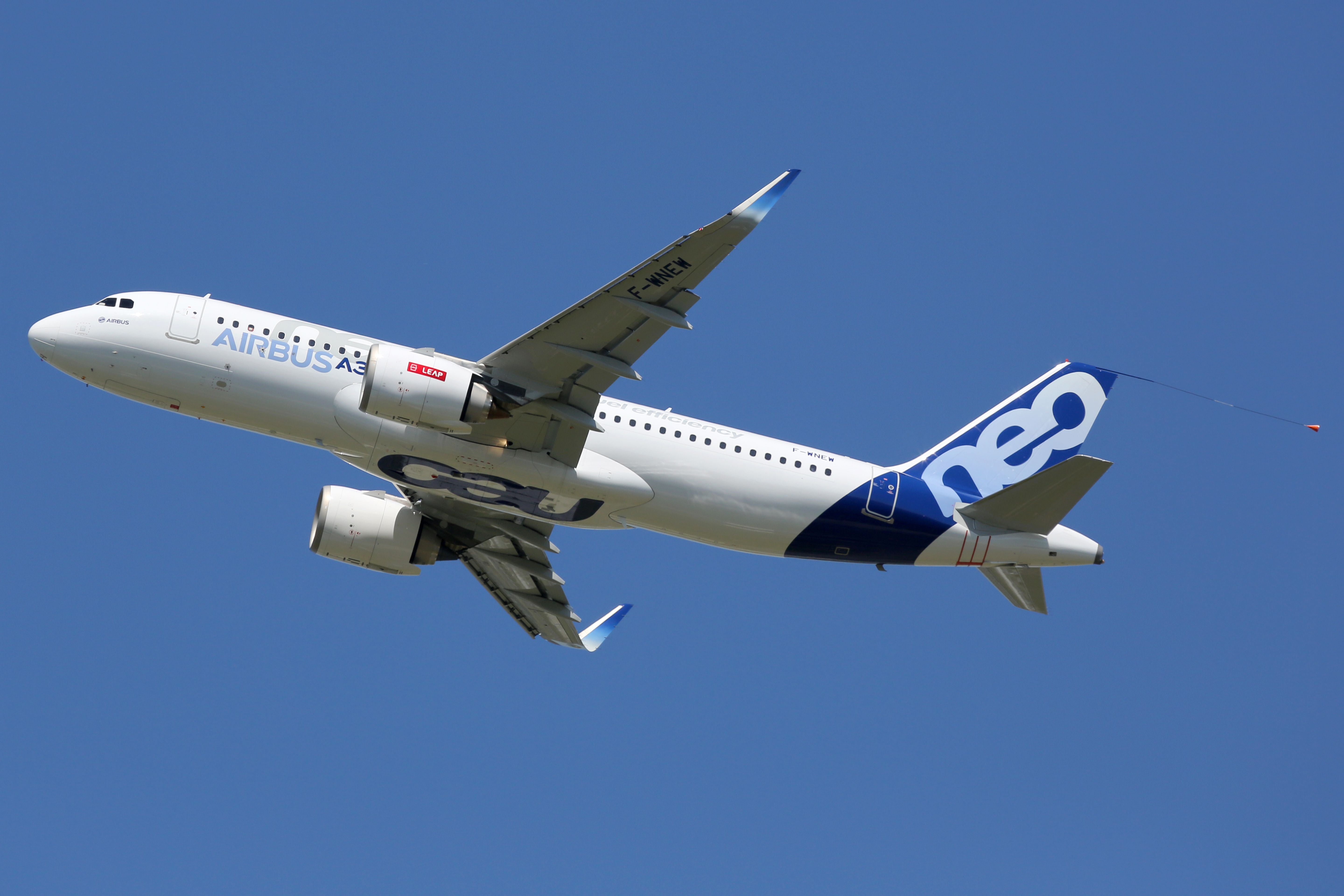 Ein Airbus A320neo startet bei klarem Himmel vom Flughafen Toulouse in Frankreich.