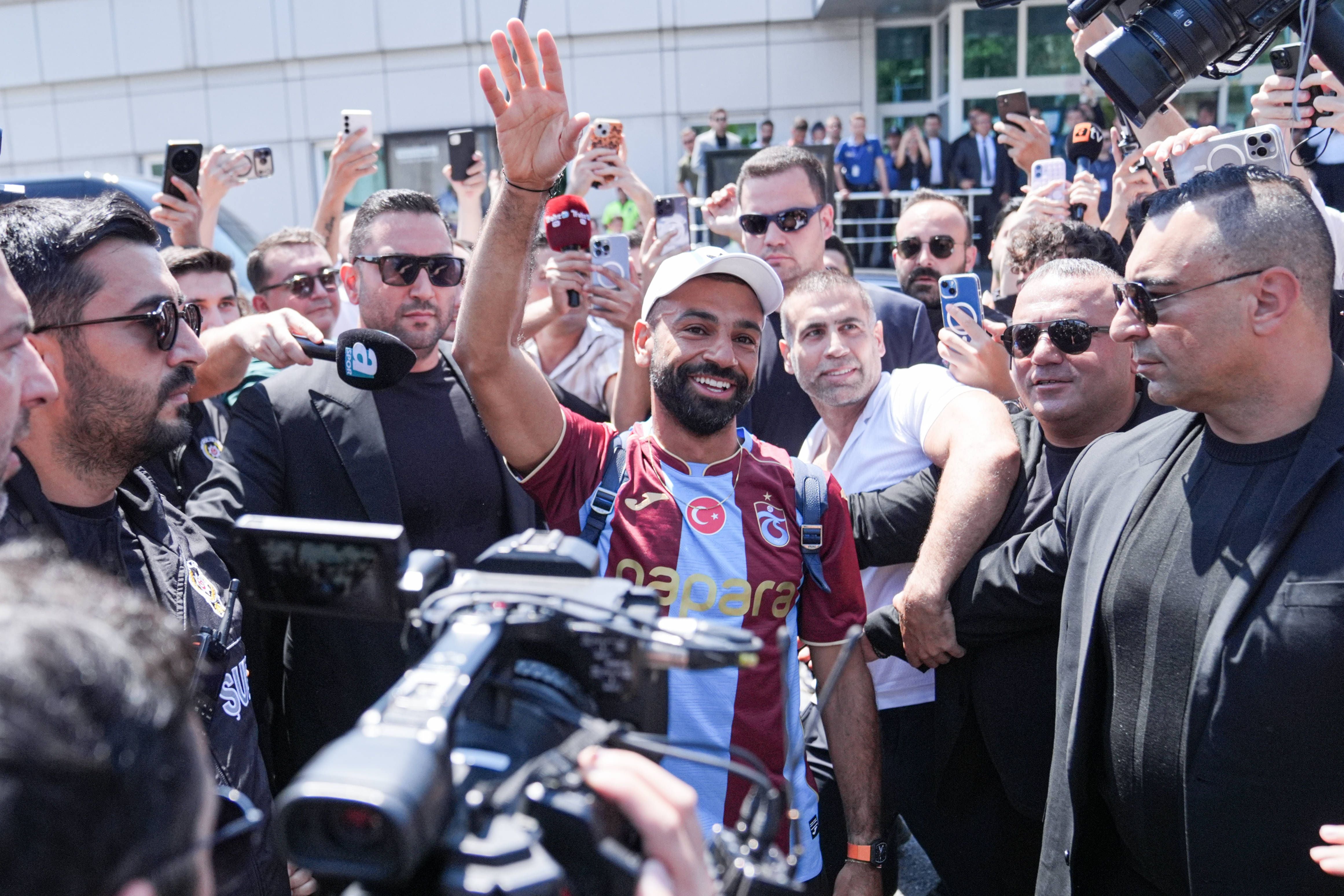 Mohamed Salah winkt Fans inmitten einer jubelnden Menschenmenge in Istanbul zu.