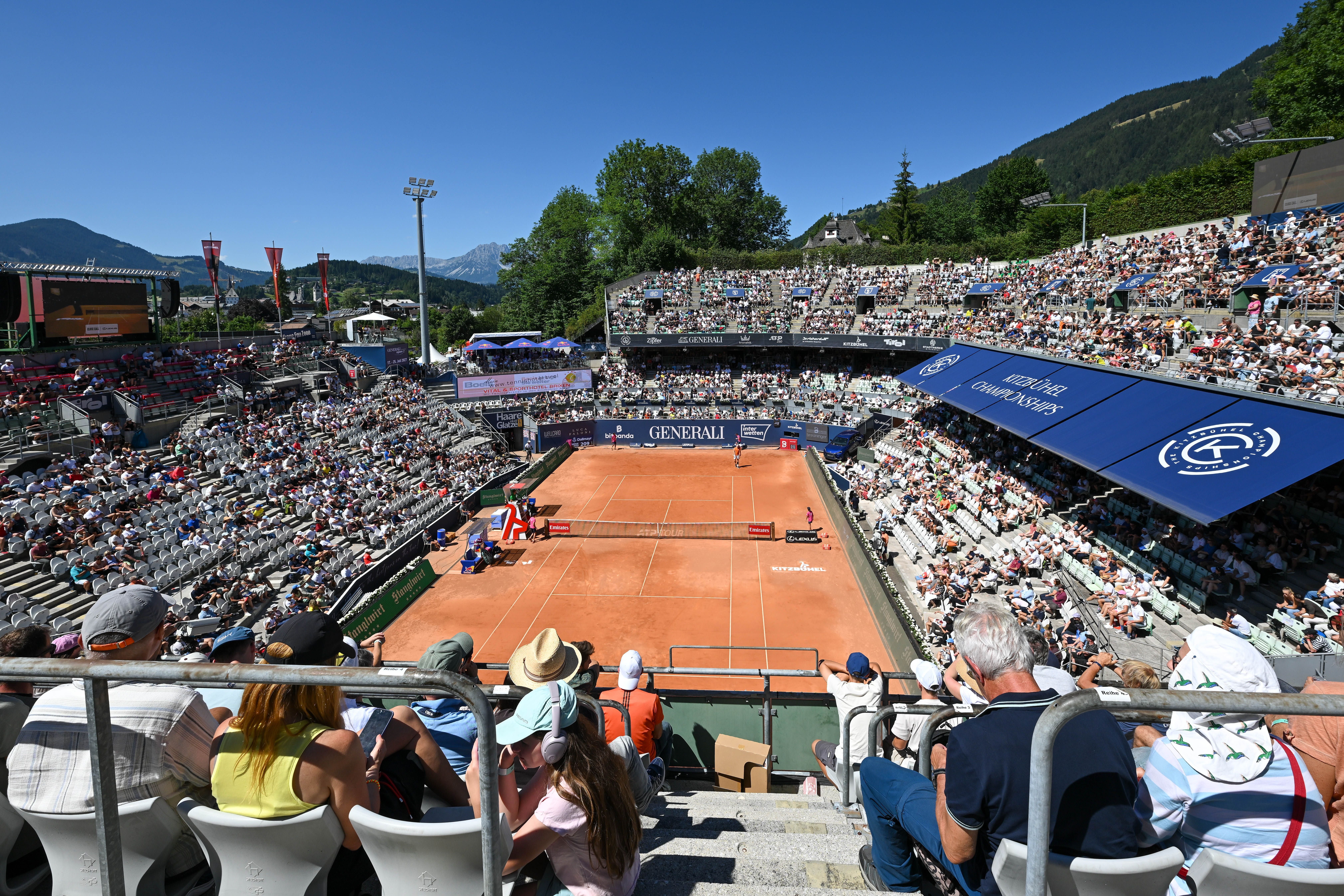 Überblick über den gut besuchten Center Court beim Generali Open Tennisturnier in Kitzbühel.