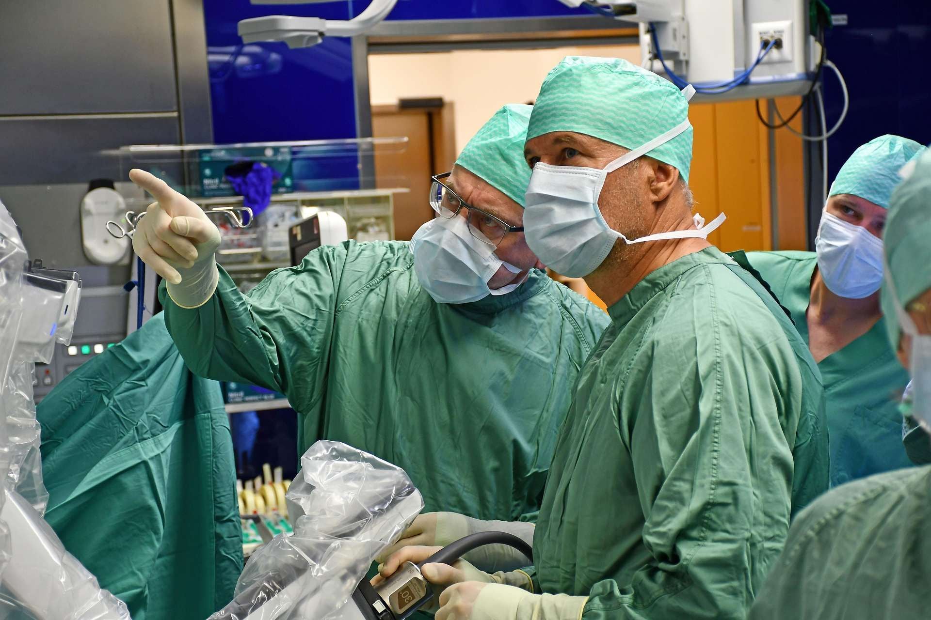 Ärzte im OP-Saal führen eine Roboter-Bypass-Operation im Linzer KUK durch.