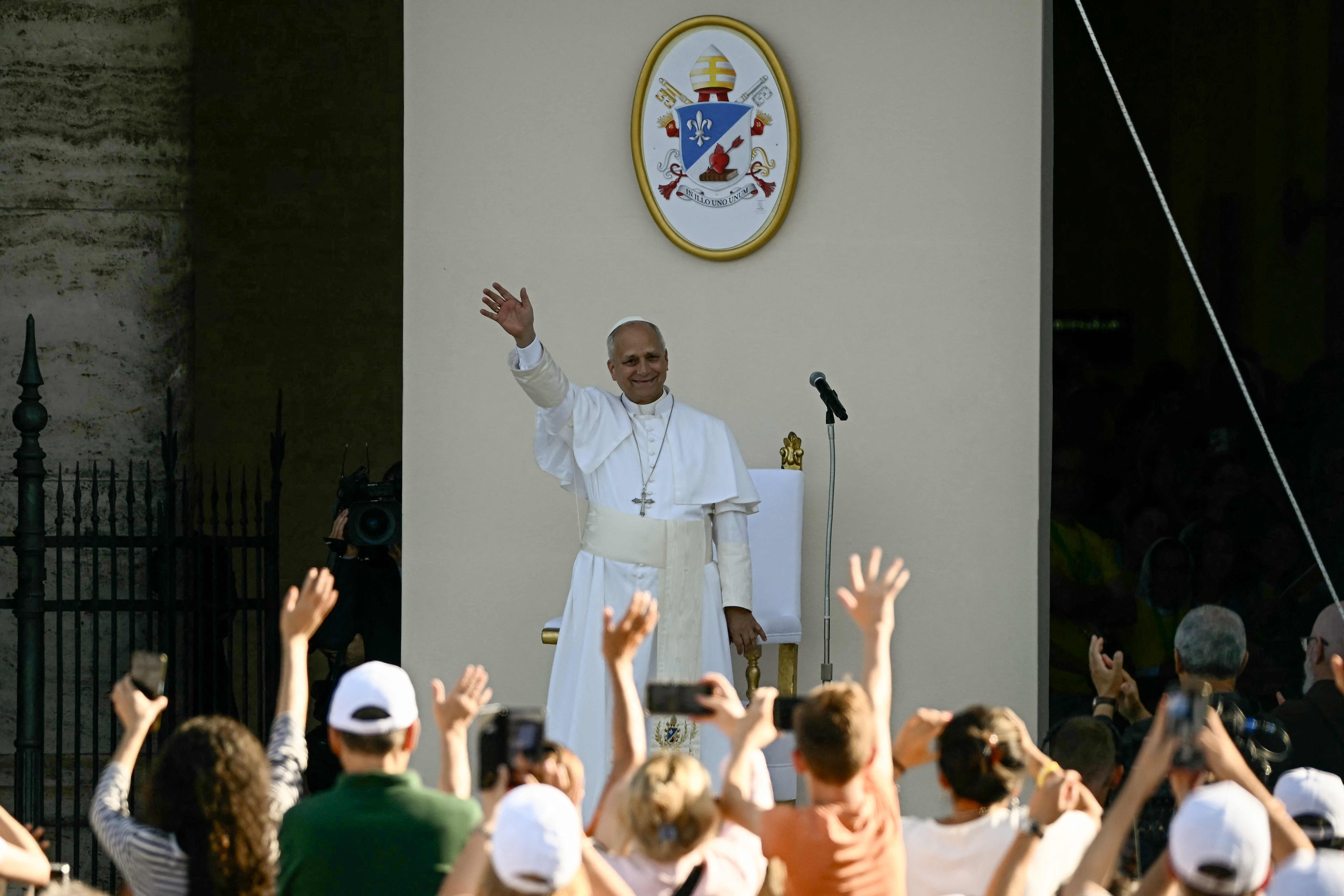 Papst Leo XIV. winkt einer jubelnden Menschenmenge auf einem Platz in Assisi zu.