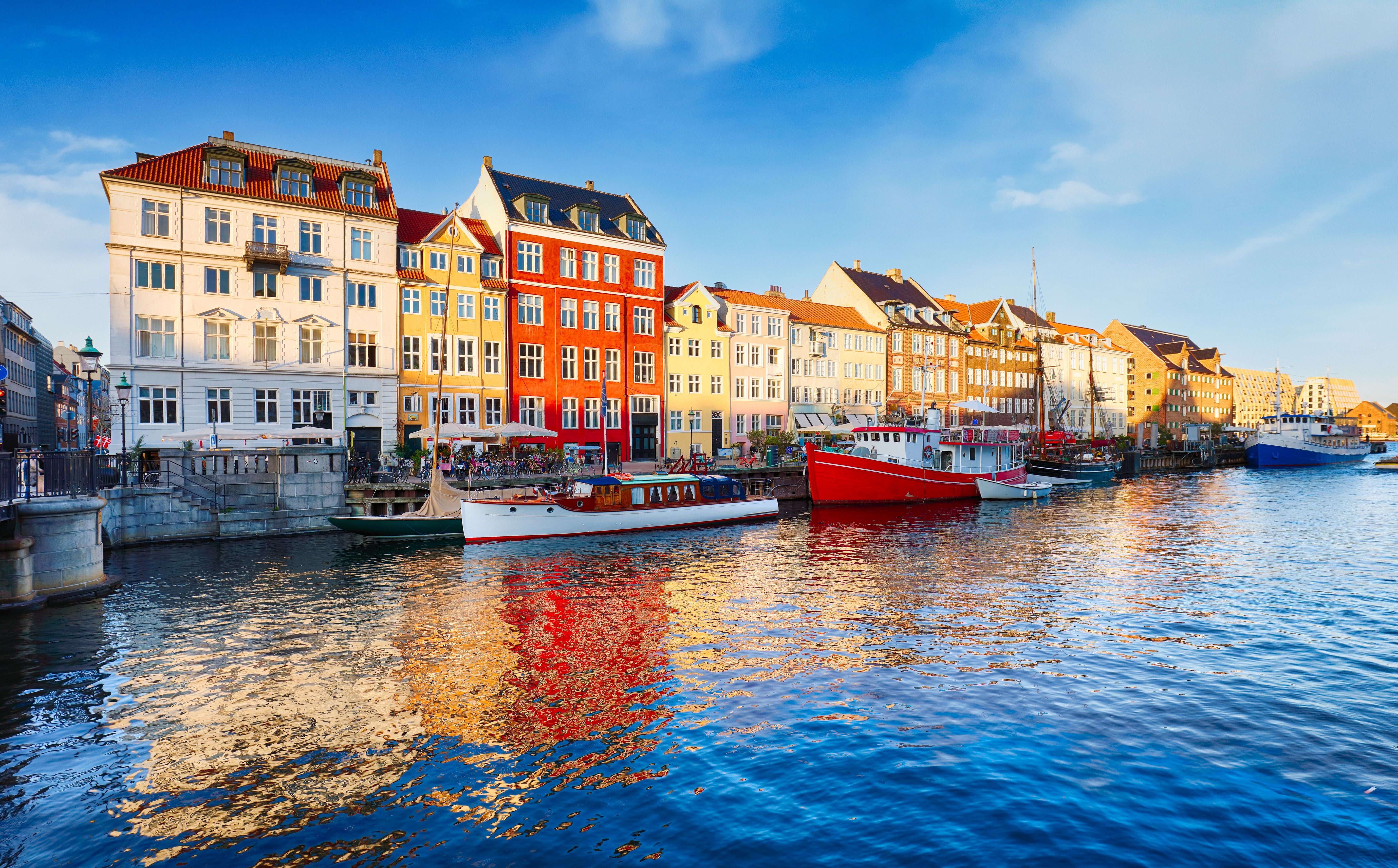 Bunte Häuser und Boote am sonnigen Nyhavn-Kanal in Kopenhagen, Dänemark.