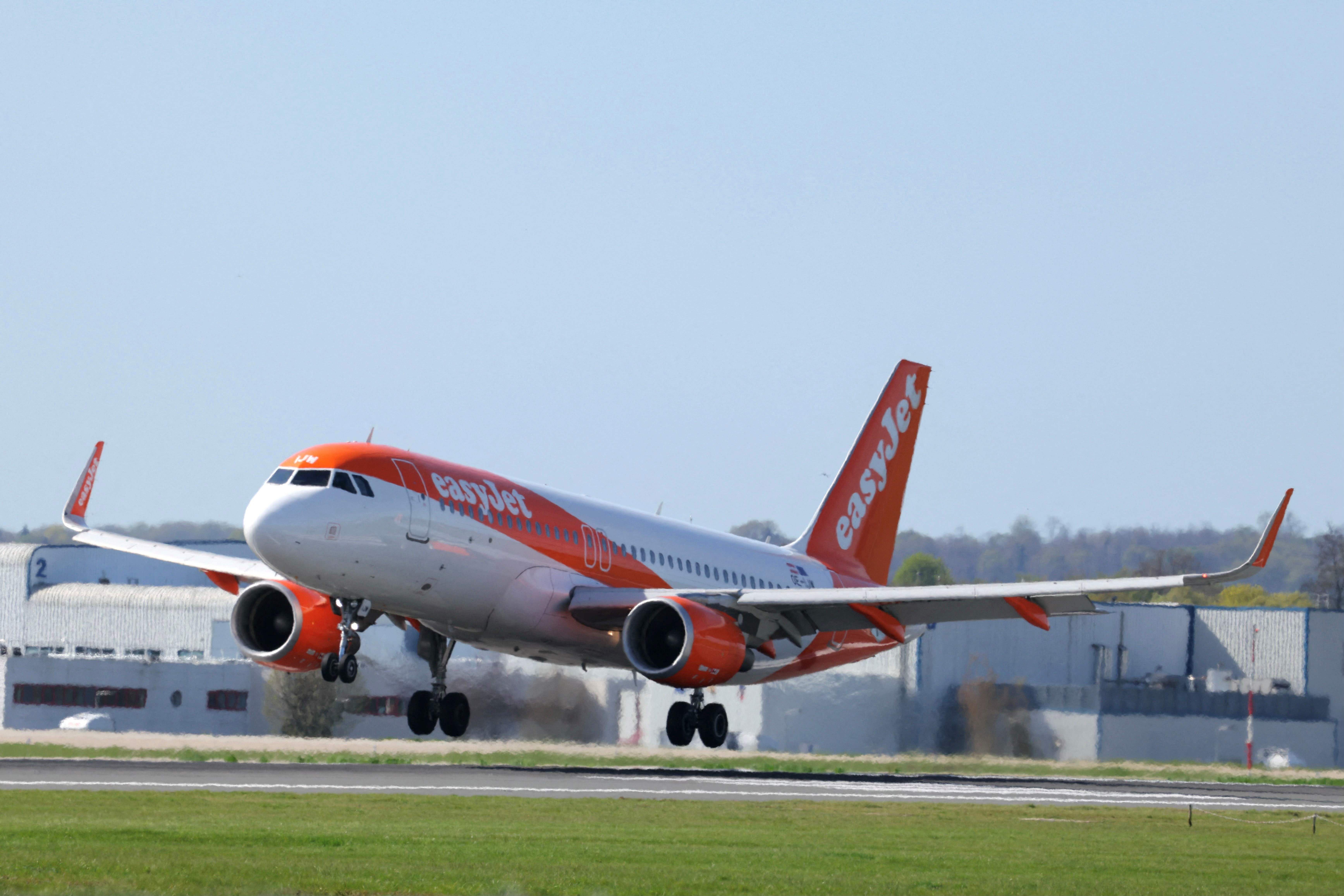 Ein EasyJet Airbus A320 landet am Flughafen Orly bei Tageslicht.