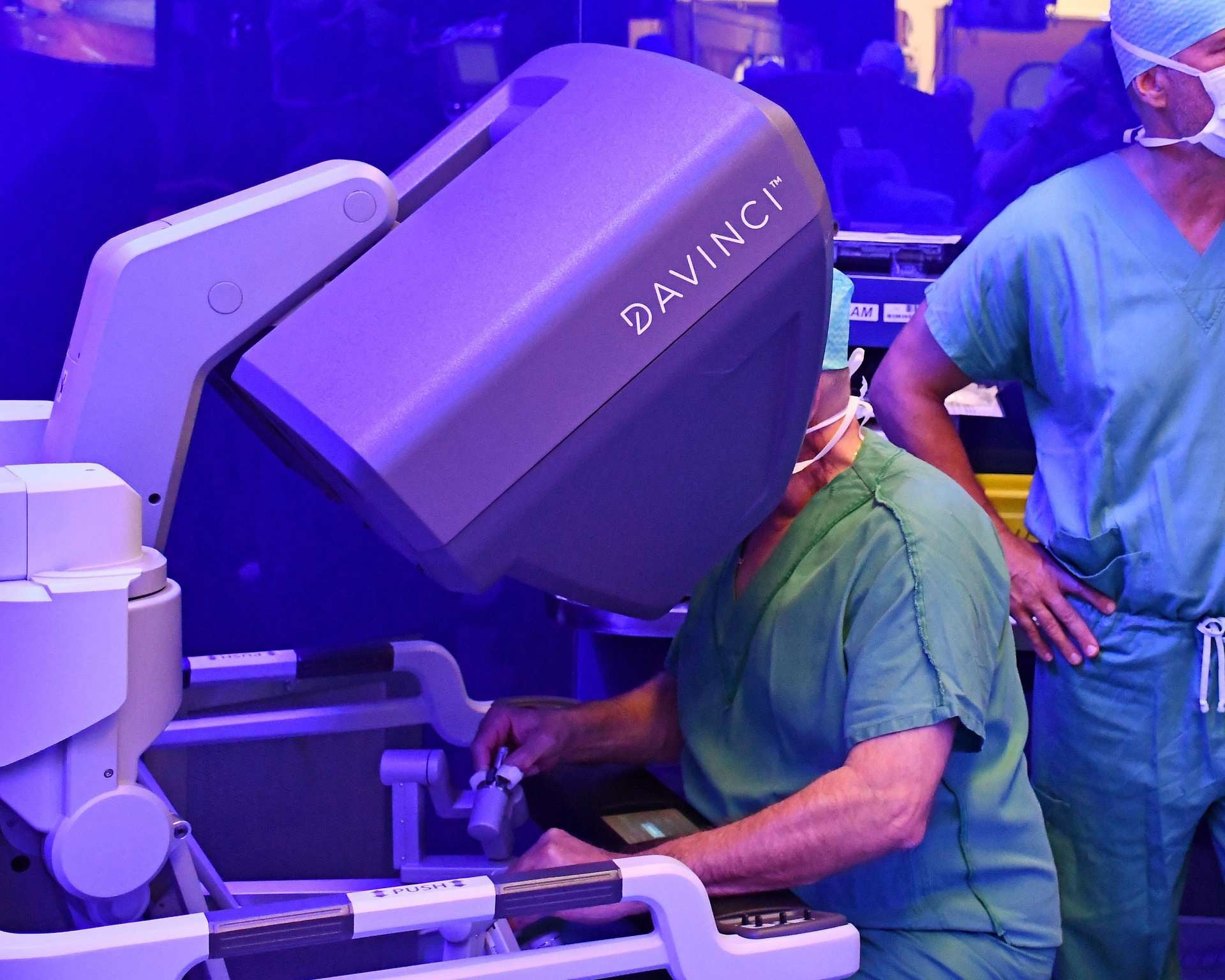 Ein Chirurg steuert im OP mit dem Da Vinci-Roboter ein Operationssystem.