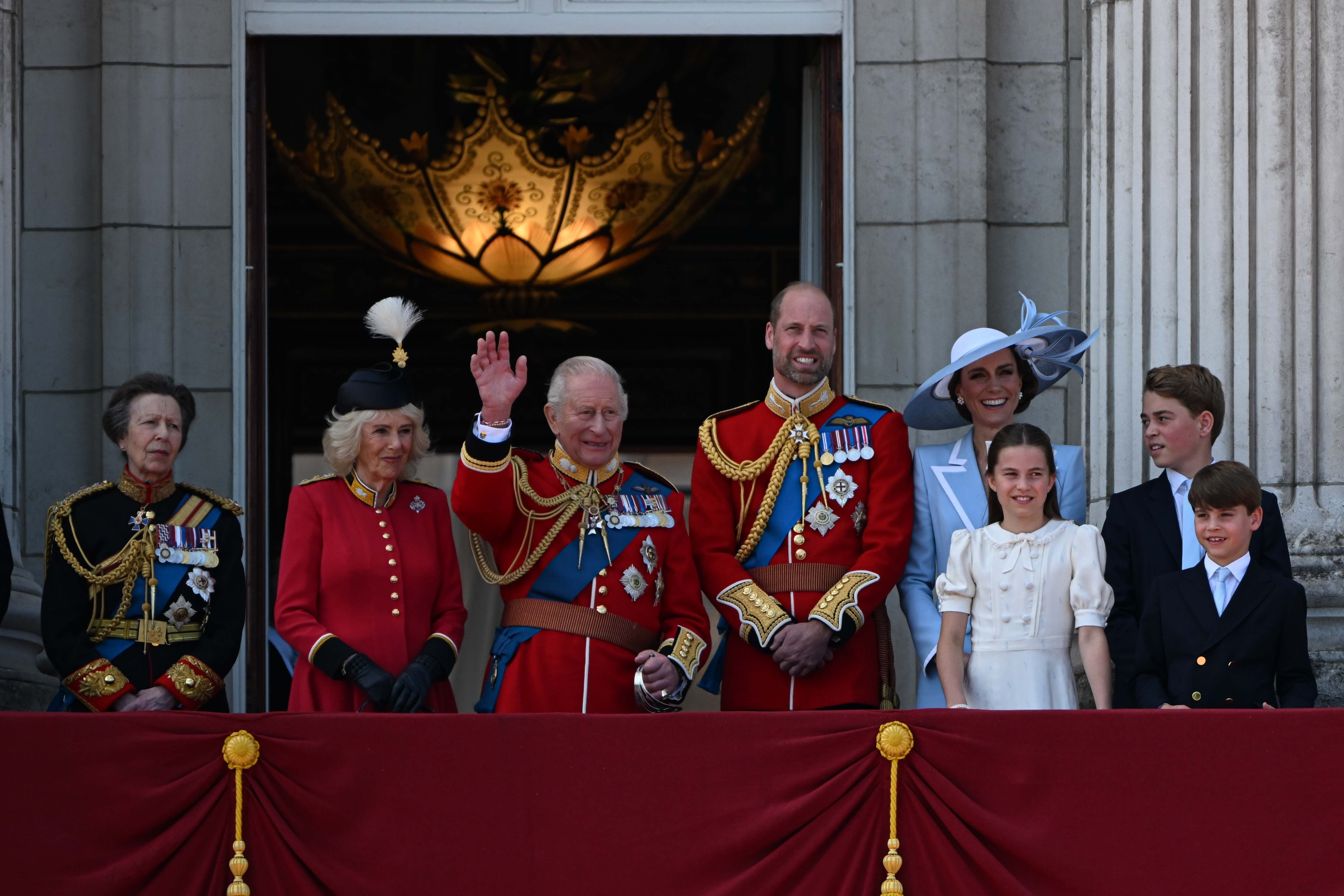 Mehrere Mitglieder der britischen Königsfamilie stehen auf dem Balkon des Buckingham Palace.