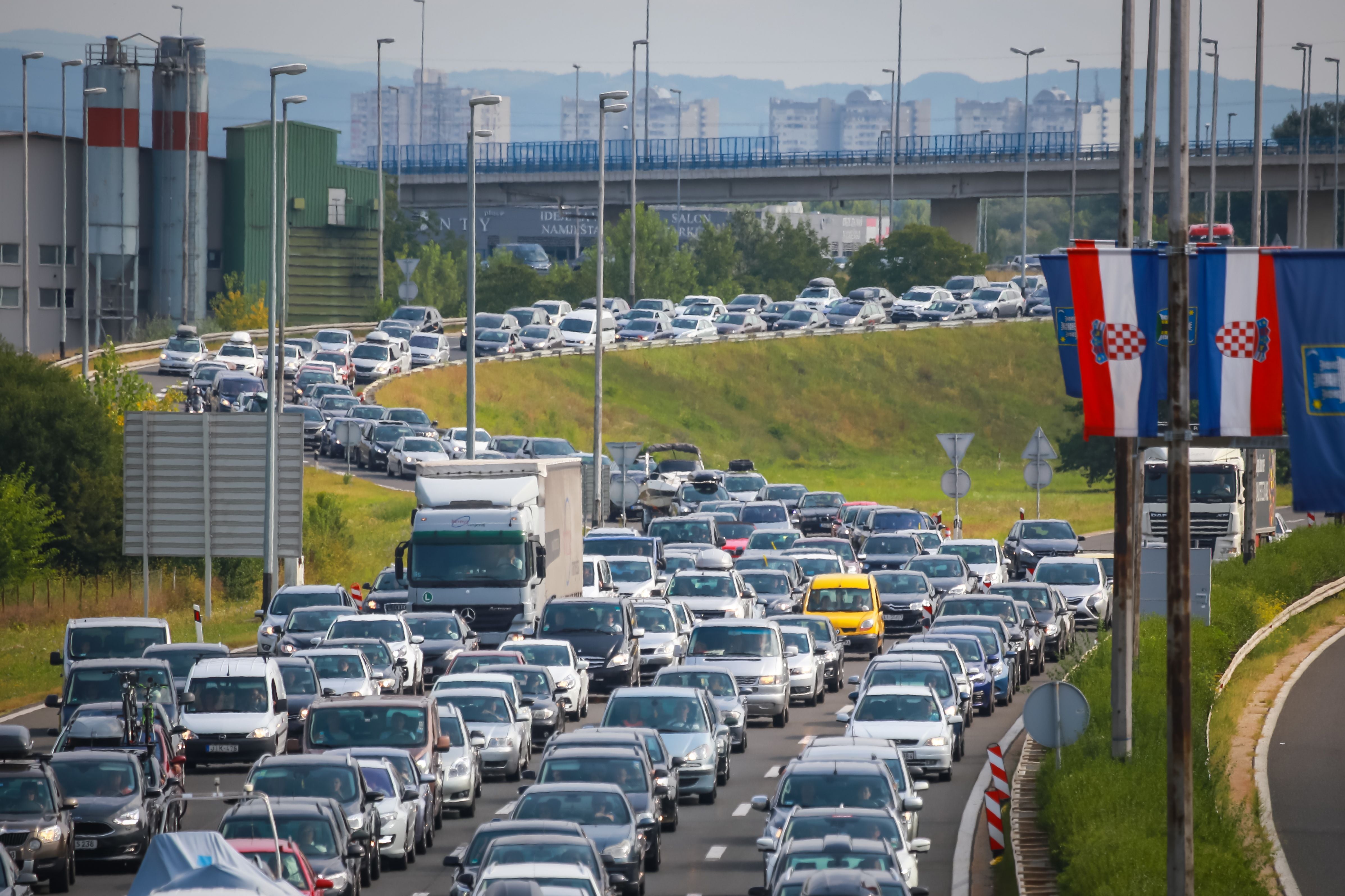 Starker Verkehrsstau mit vielen Autos und LKWs auf einer Autobahn in Zagreb, Kroatien.