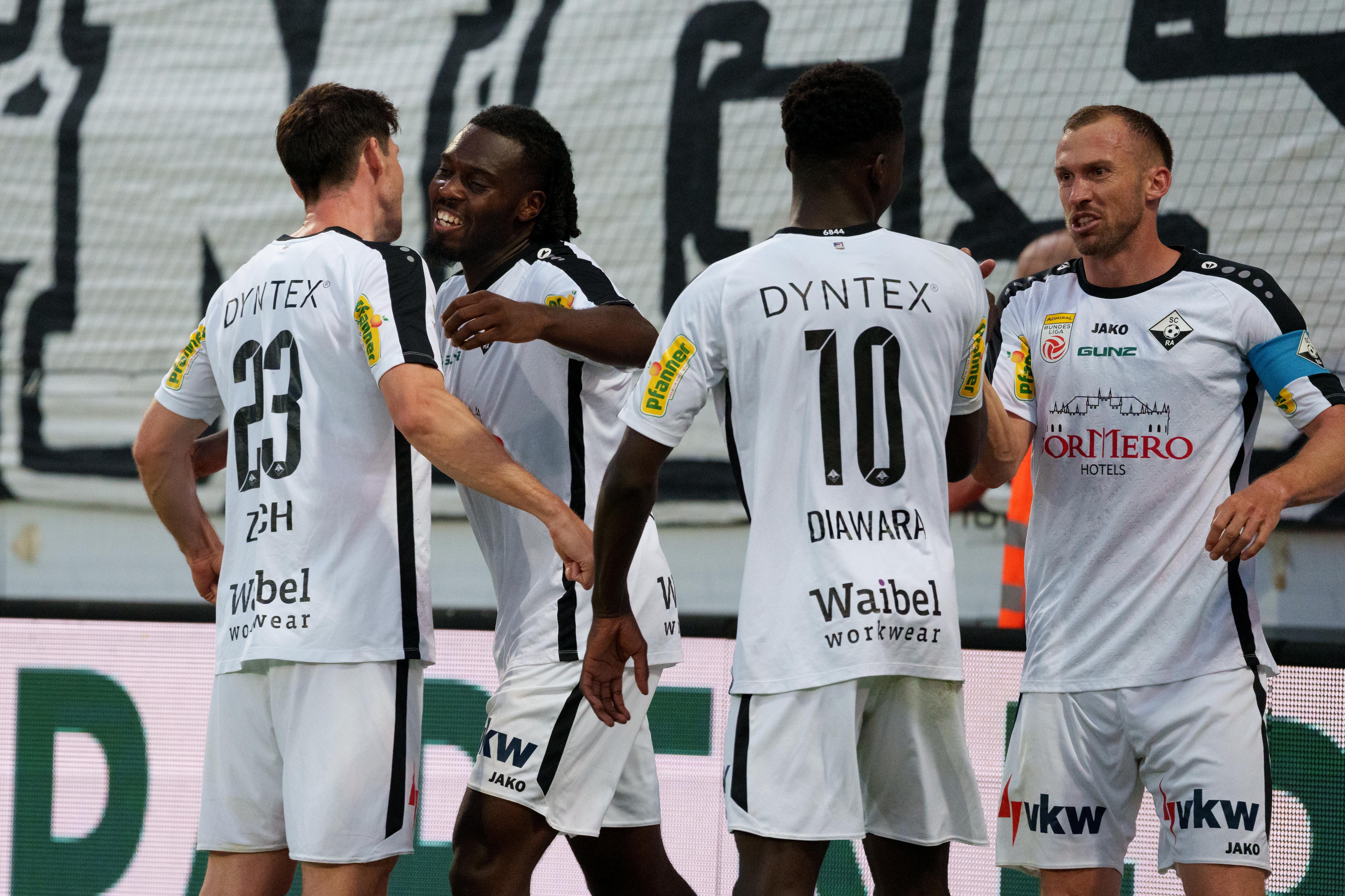 Vier Altach-Spieler feiern ein Tor beim Fußballspiel gegen WSG Tirol.