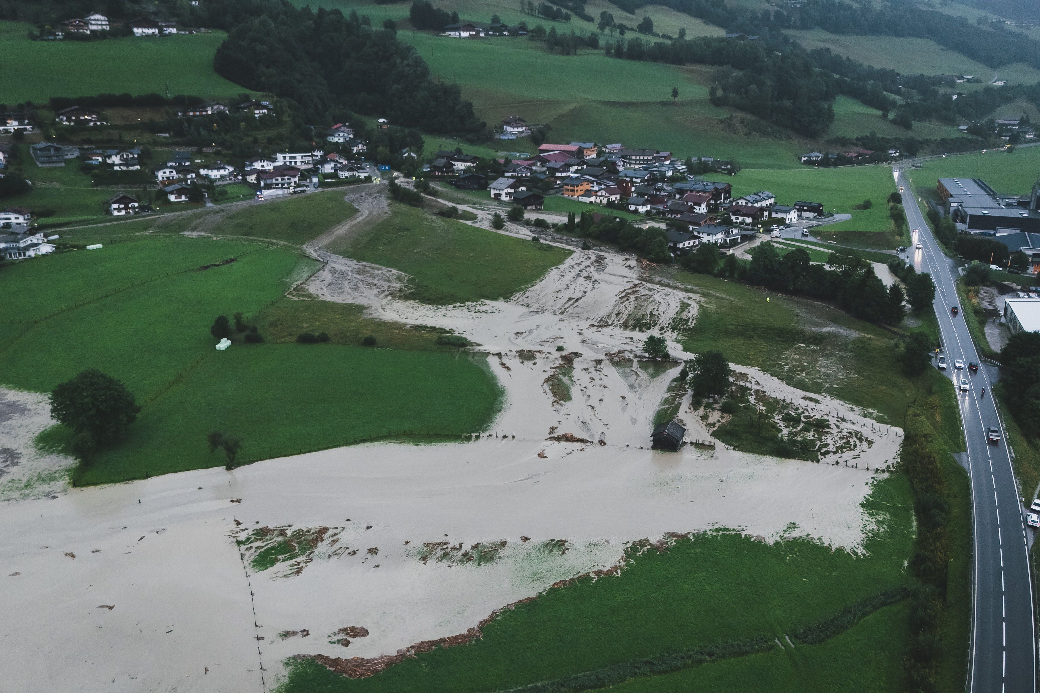 Luftaufnahme zeigt Überschwemmungen und Vermurungen nach Starkregen in Uttendorf, Österreich.