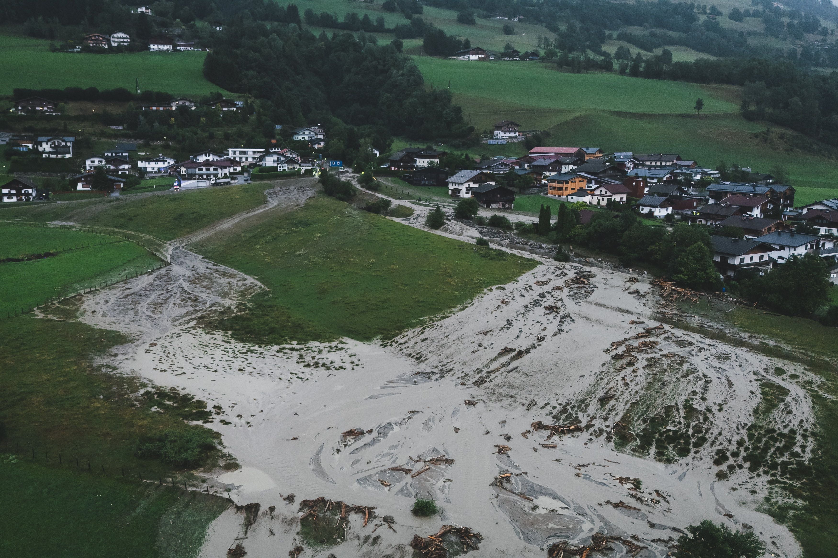 Luftaufnahme einer Überschwemmung mit Murenabgang nahe einer Ortschaft in Uttendorf, Österreich.