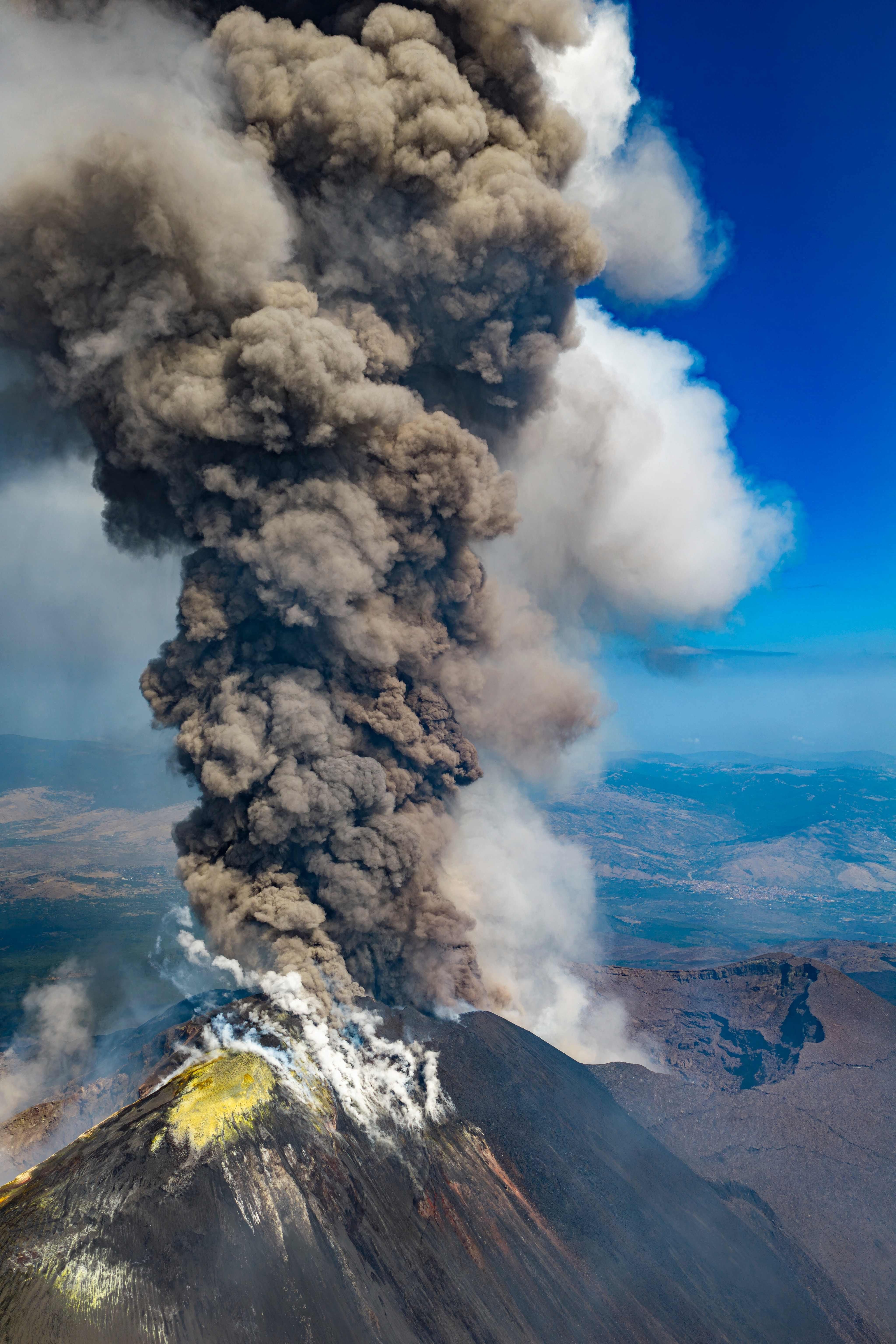 Dichte Aschewolke steigt aus dem Krater des Vulkans Ätna während eines Ausbruchs auf.