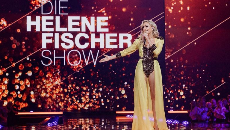 Helene Fischer steht singend auf der Bühne der "Helene Fischer Show" mit glitzerndem Hintergrund.