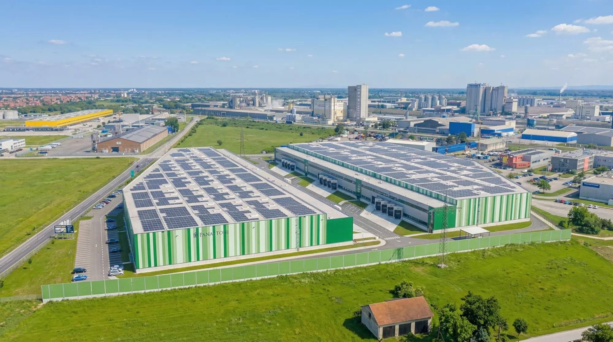 Luftaufnahme des neuen Panattoni-Werks in Schwechat mit Solarpaneelen auf den Dächern.