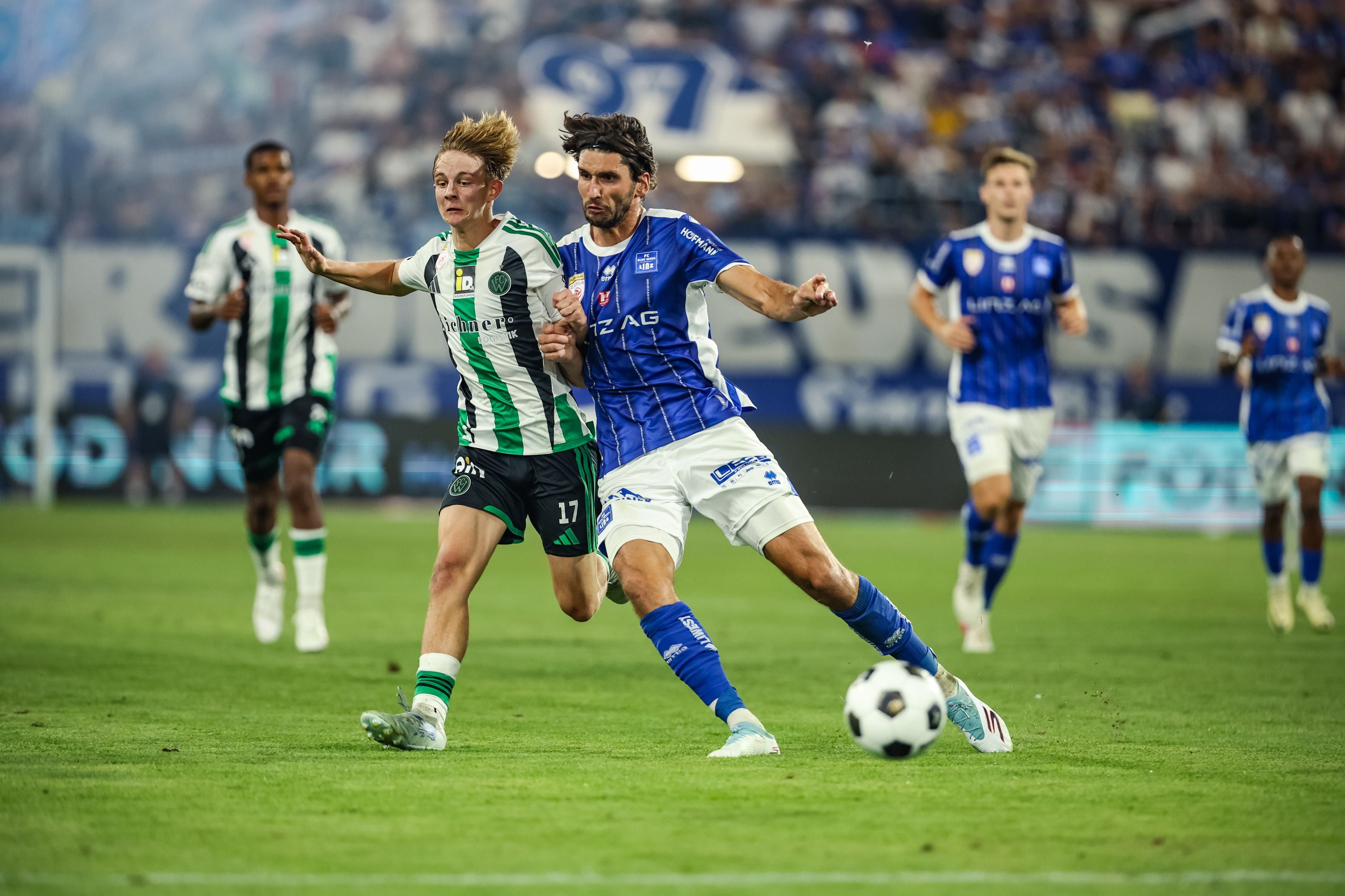 FC Blau-Weiß Linz gegen FC Wacker Innsbruck. Im Bild: Christopher Weinzierl (Wacker) und Alem Pasic (Linz) im Zweikampf.