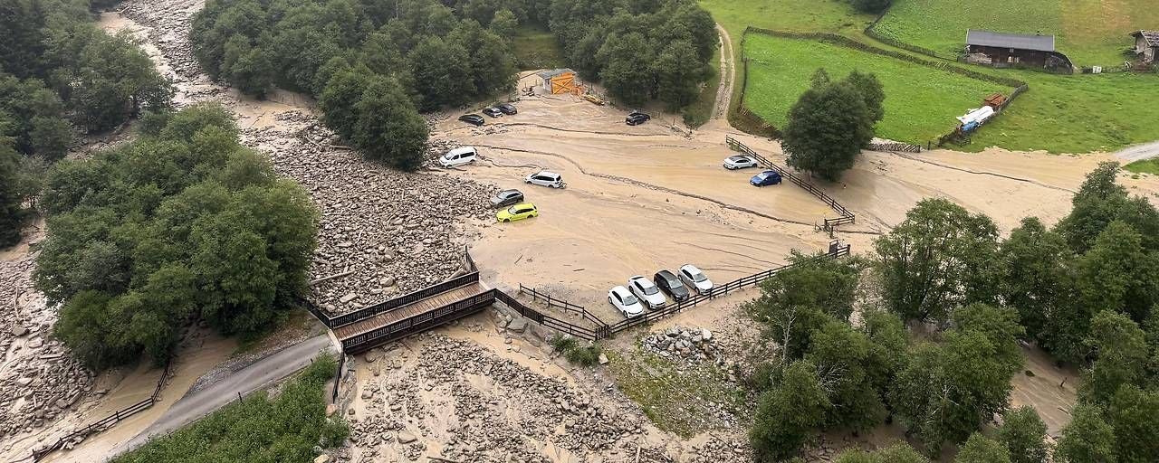 Luftaufnahme des Parkplatzes Nockeralm im Valsertal (Bezirk Innsbruck-Land), der von einer Mure mit Schlamm und Geröll überschwemmt ist.