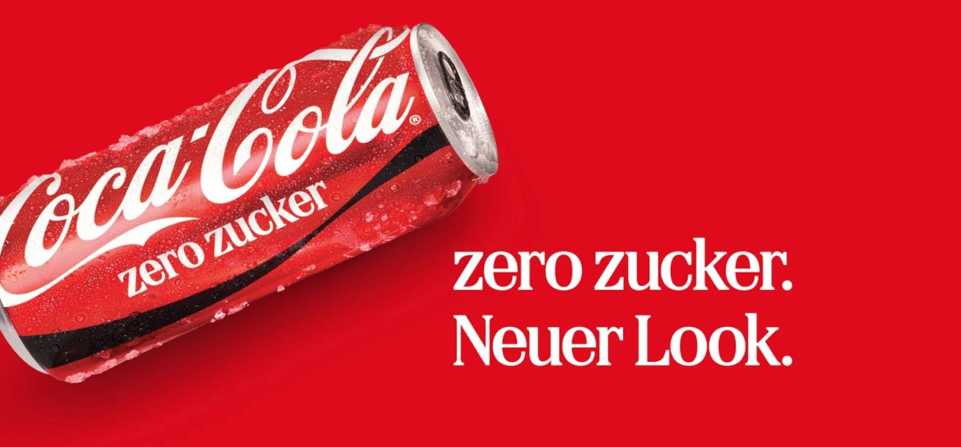 Eine Coca-Cola Zero Zucker Dose mit dem Text "zero zucker. Neuer Look." auf rotem Hintergrund.