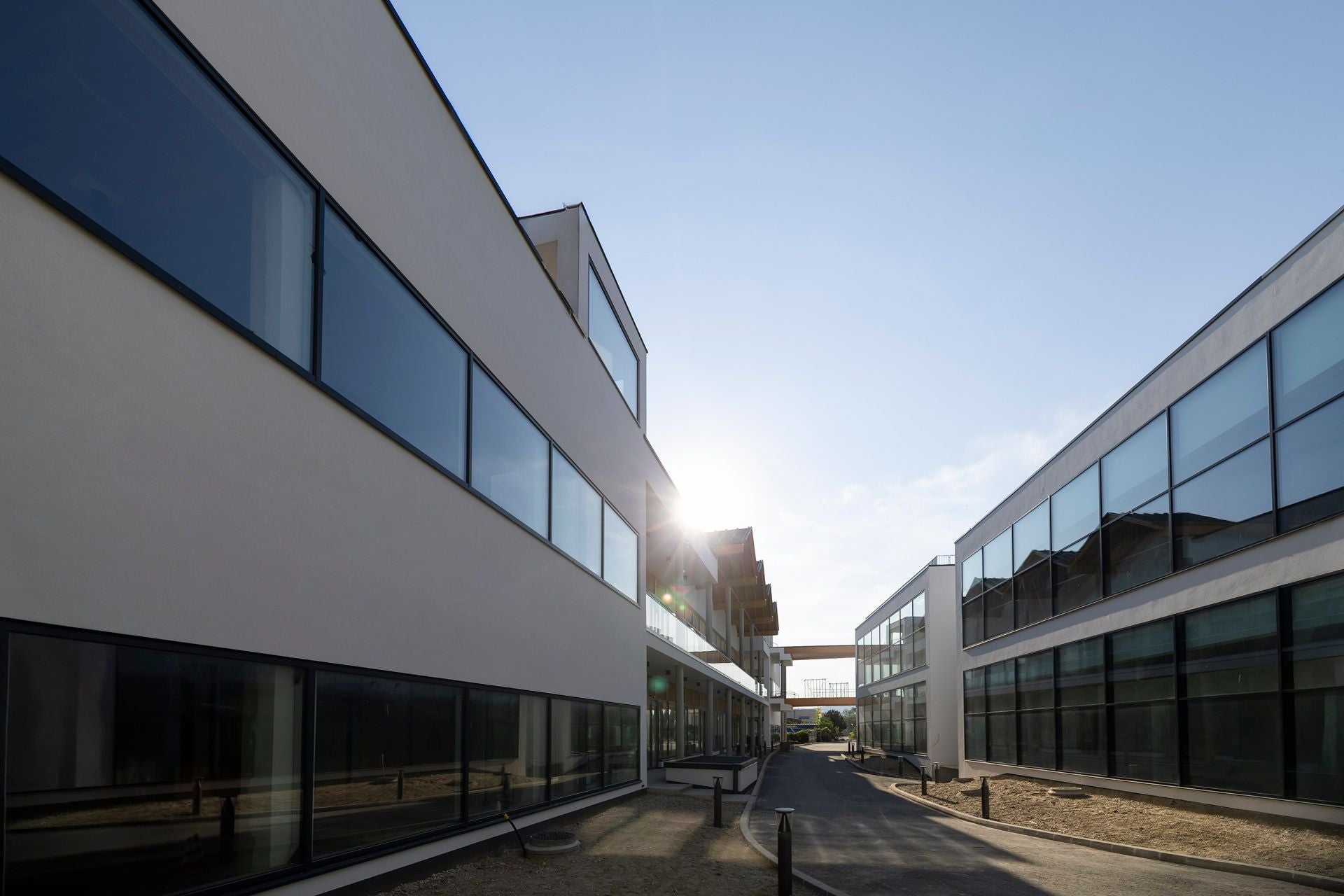 Moderne Bürogebäude im Bauzentrum Blaue Lagune bei Sonnenschein und blauem Himmel.