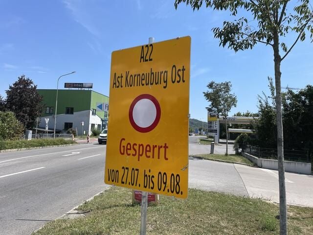 Gelbes Schild mit Hinweis auf Sperre der A22 Ast Korneuburg Ost vom 27.07. bis 09.08.