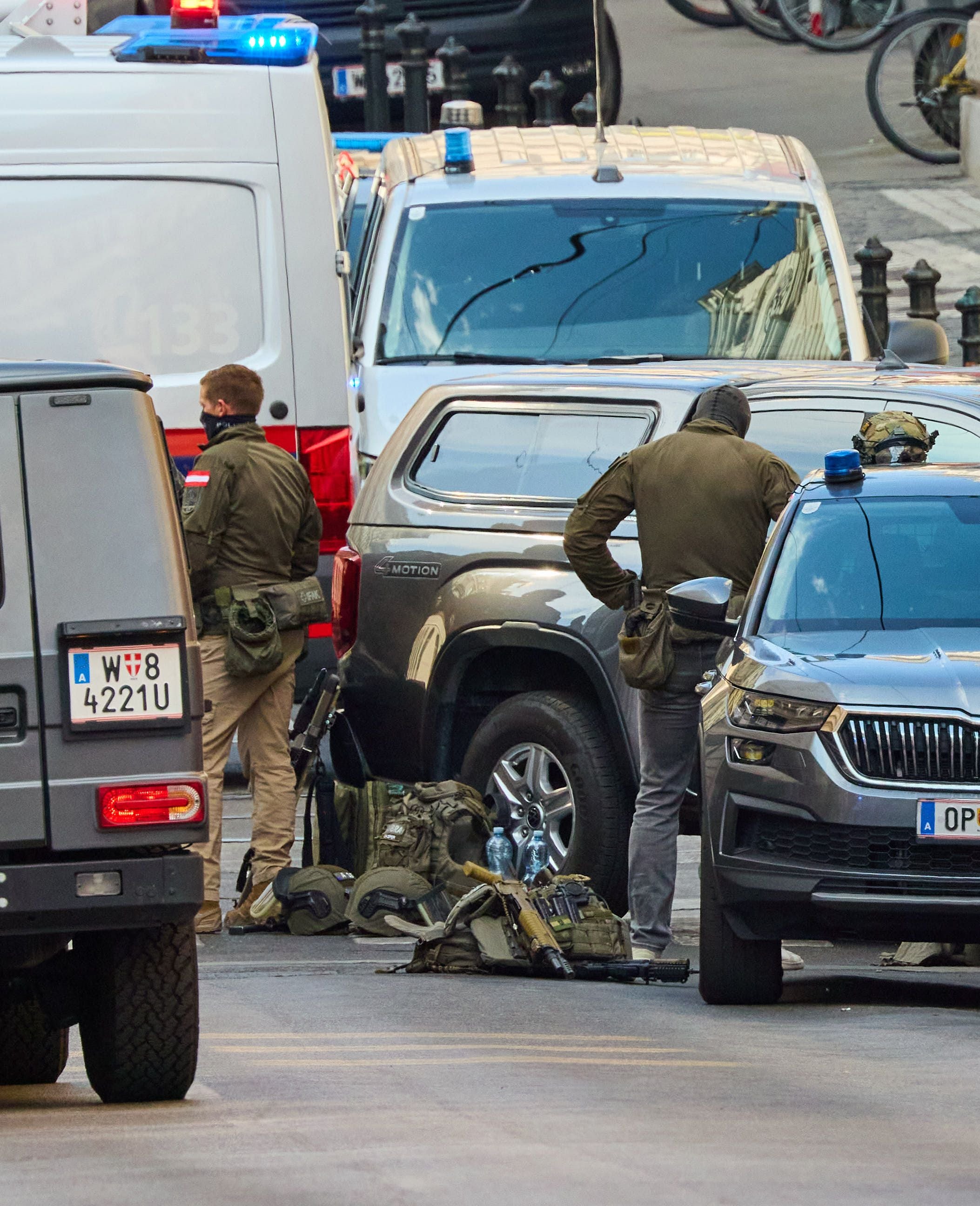 Polizisten und Spezialeinheiten mit Ausrüstung bei einem Großeinsatz in Wien-Währing.