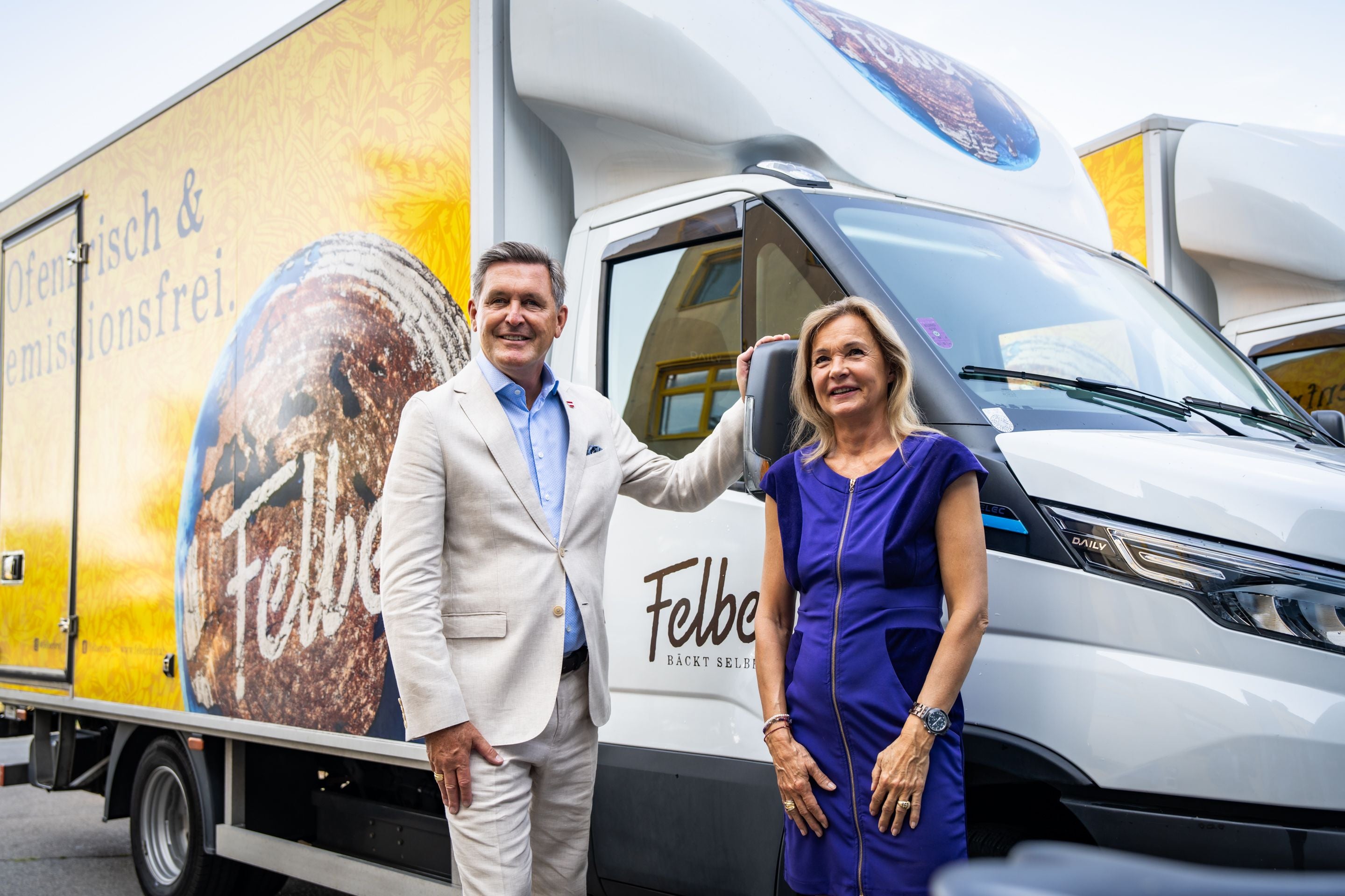 Besitzerin Doris Felber ist auf den E-LKW stolz.