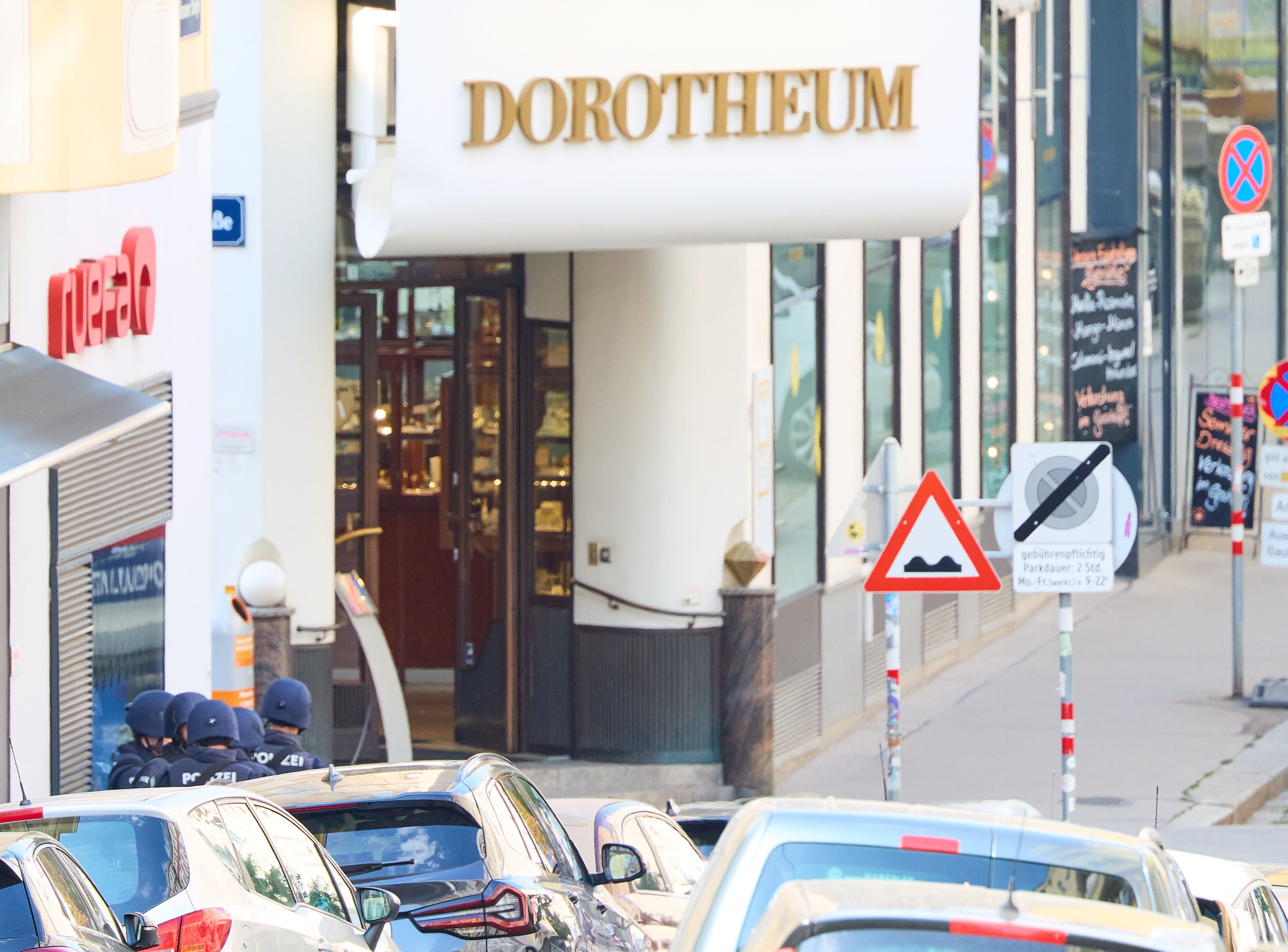 Polizeieinsatz vor dem Dorotheum in Wien, mehrere Polizisten und Absperrungen sichtbar.
