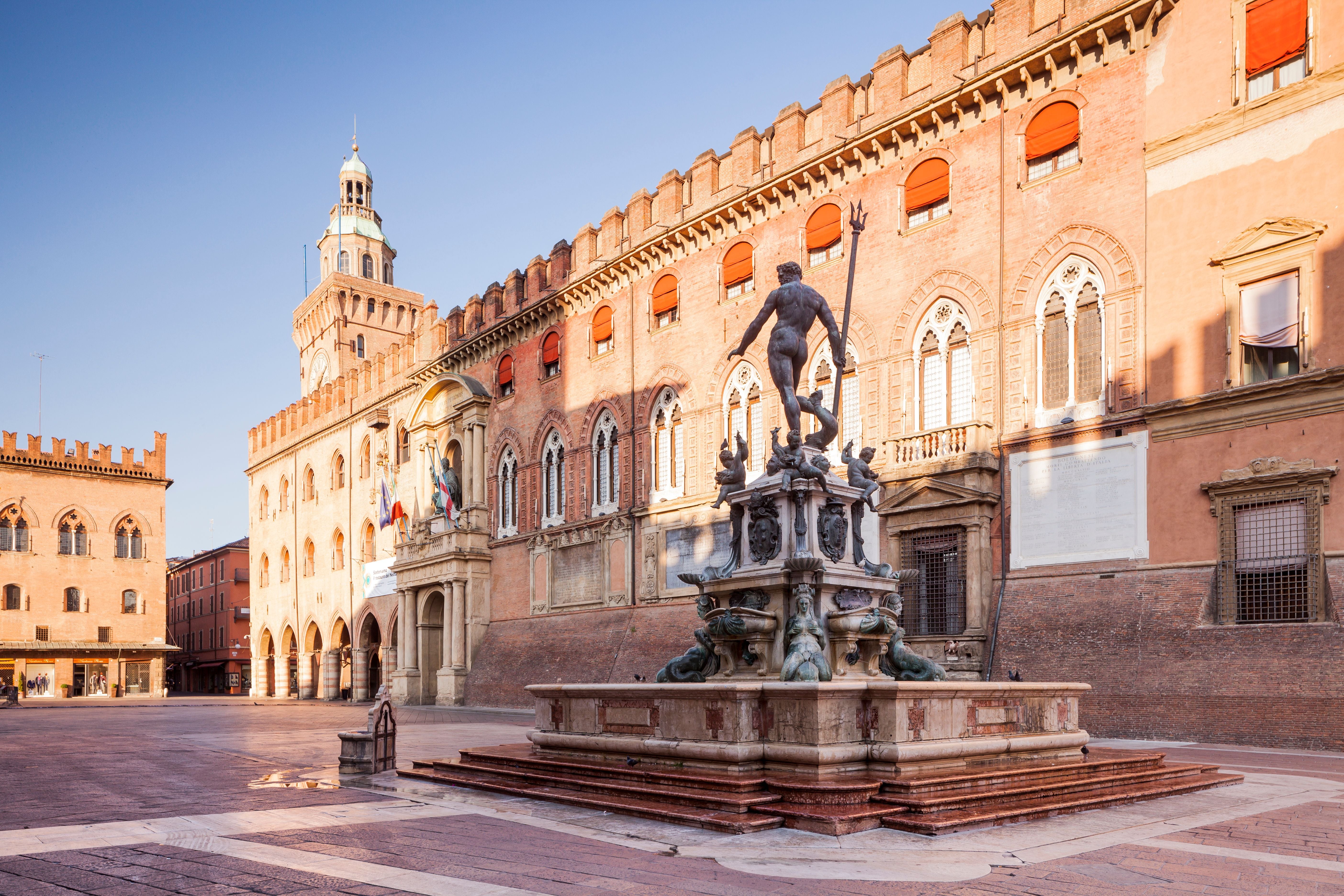 Neptunbrunnen auf der Piazza del Nettuno vor historischen Gebäuden in Bologna bei Tageslicht.
