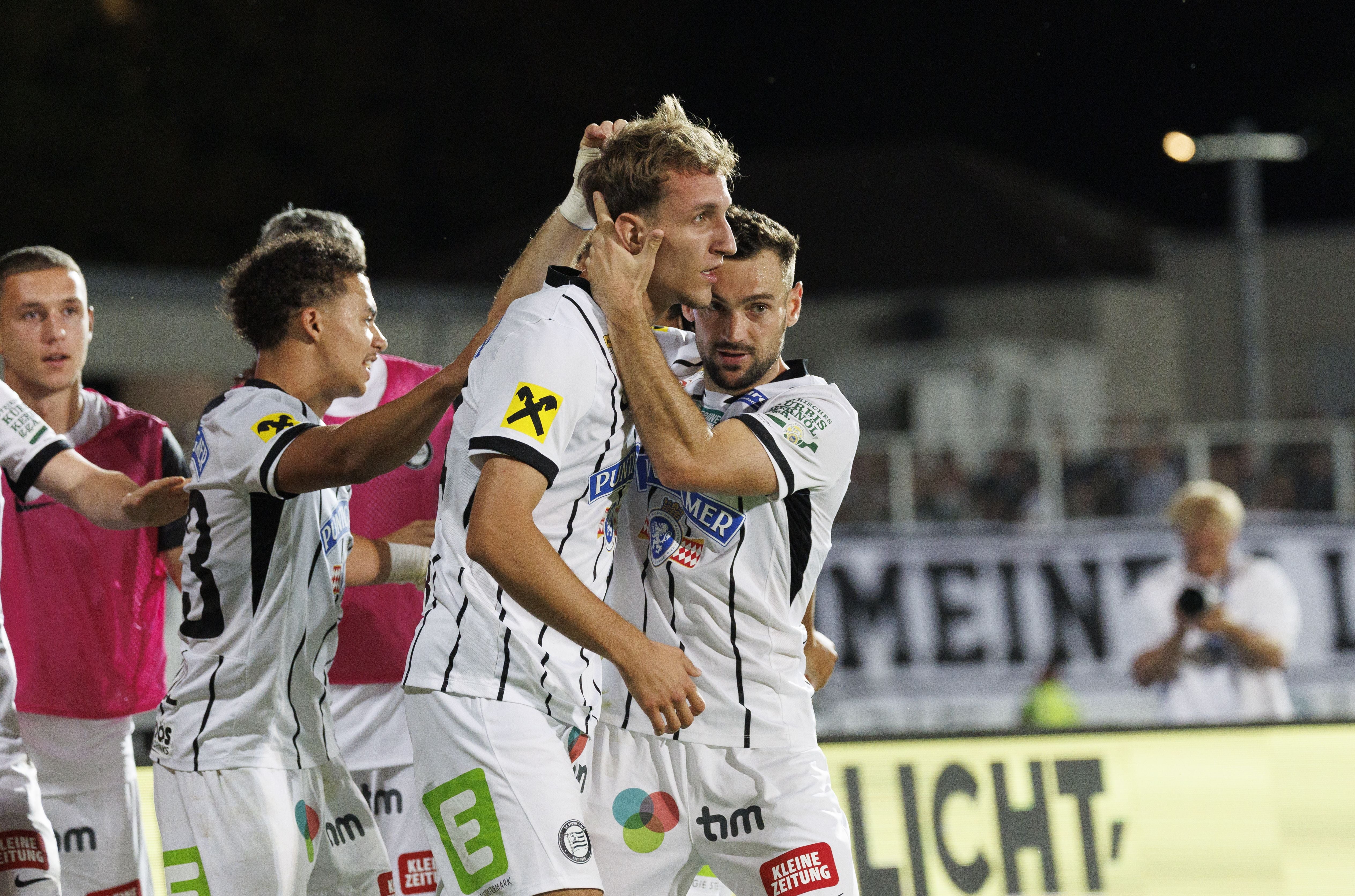 Fußballspieler von Sturm Graz feiern ein Tor bei einem Bundesligaspiel in Hartberg.