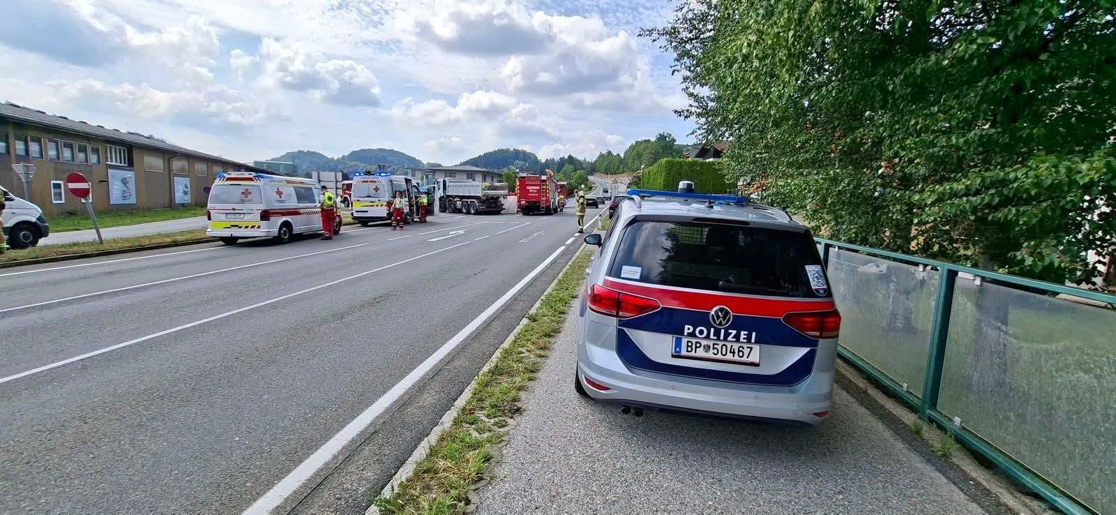 Unfallstelle mit Polizei-, Feuerwehr- und Rettungsfahrzeugen an einer Landstraße in Thalgau.