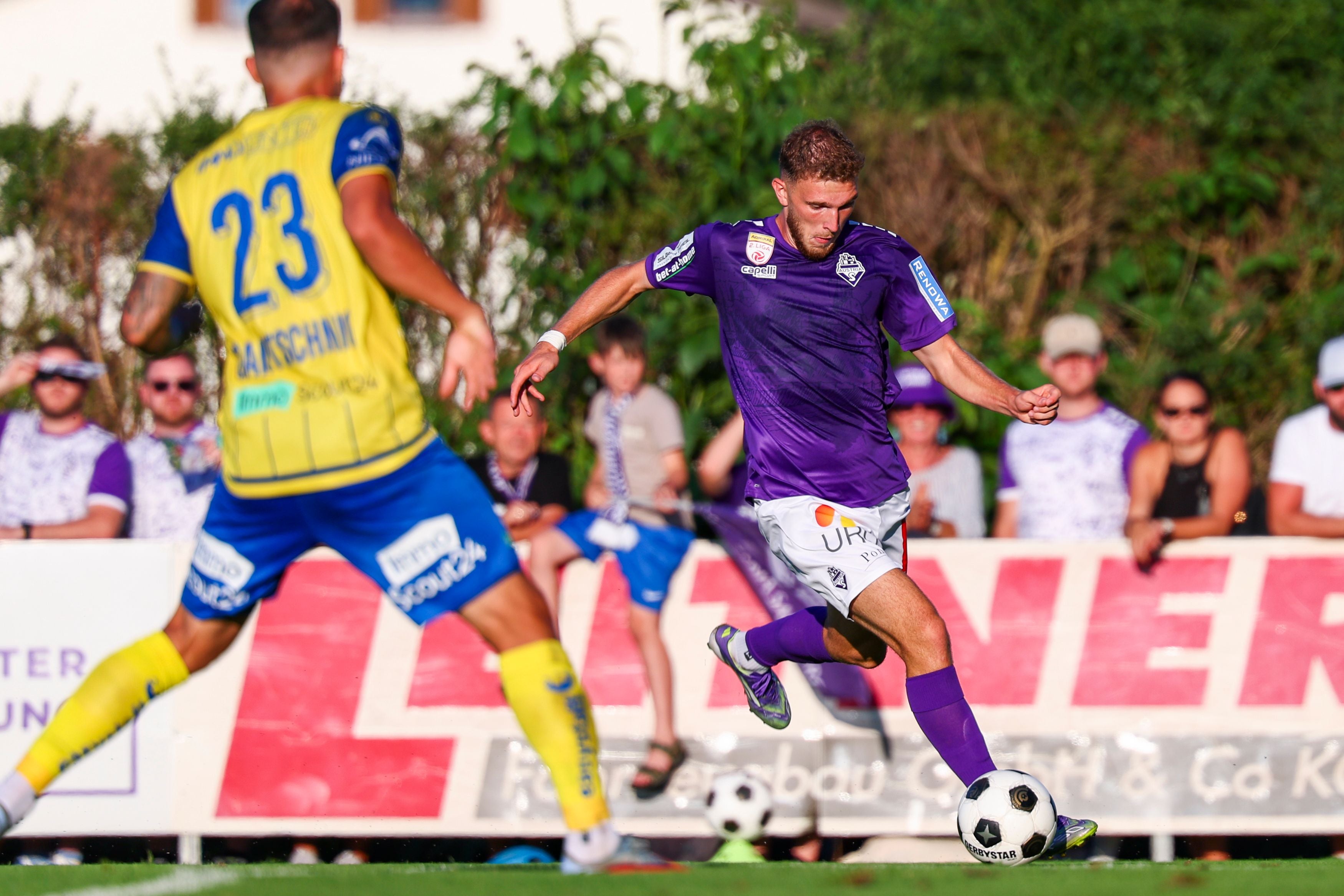 Am Ball der 20-jährige Mittelstürmer Tamar Crnkic von Austria Salzburg.