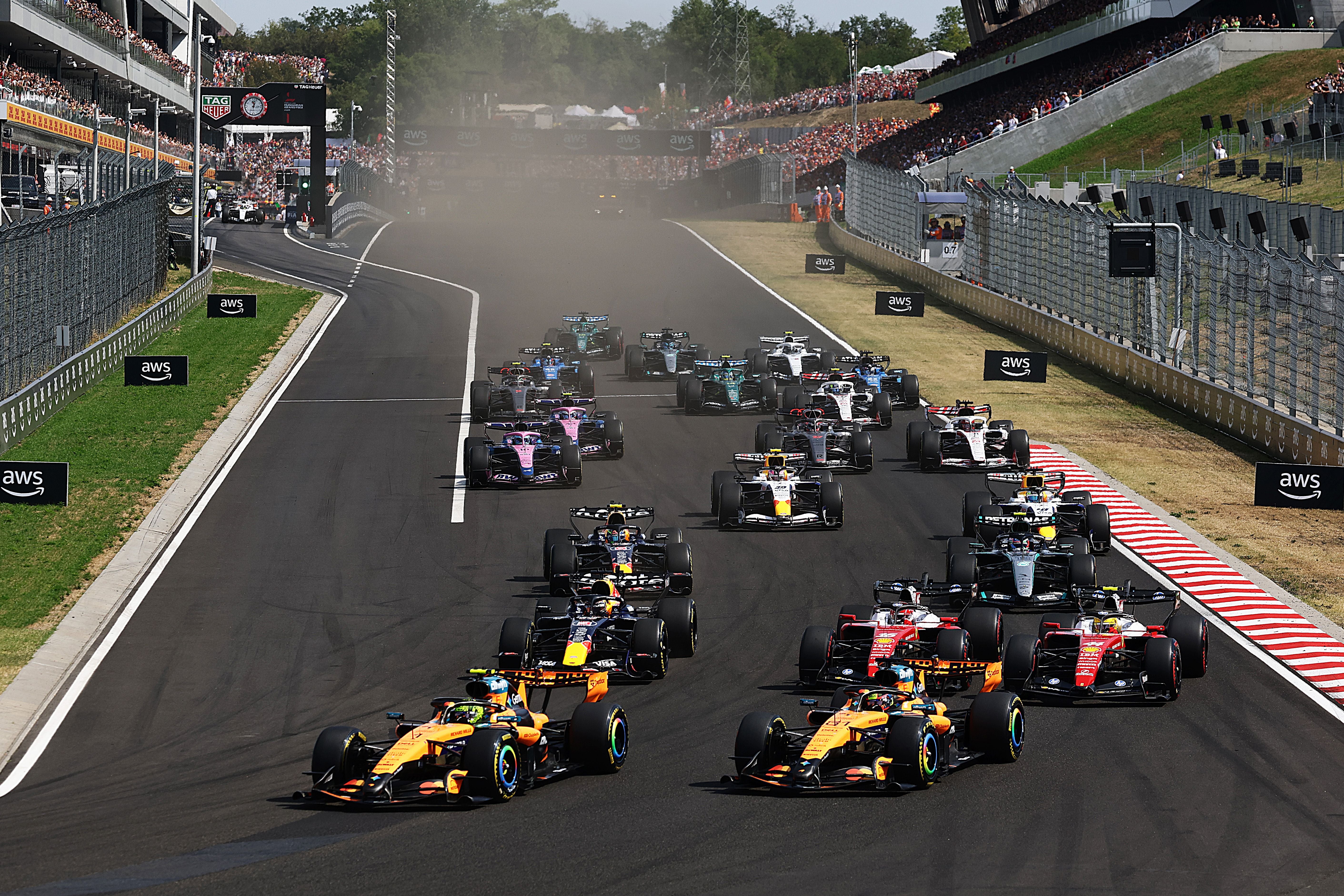 Formel-1-Rennwagen fahren dicht beieinander beim Start des Grand Prix von Ungarn am Hungaroring.