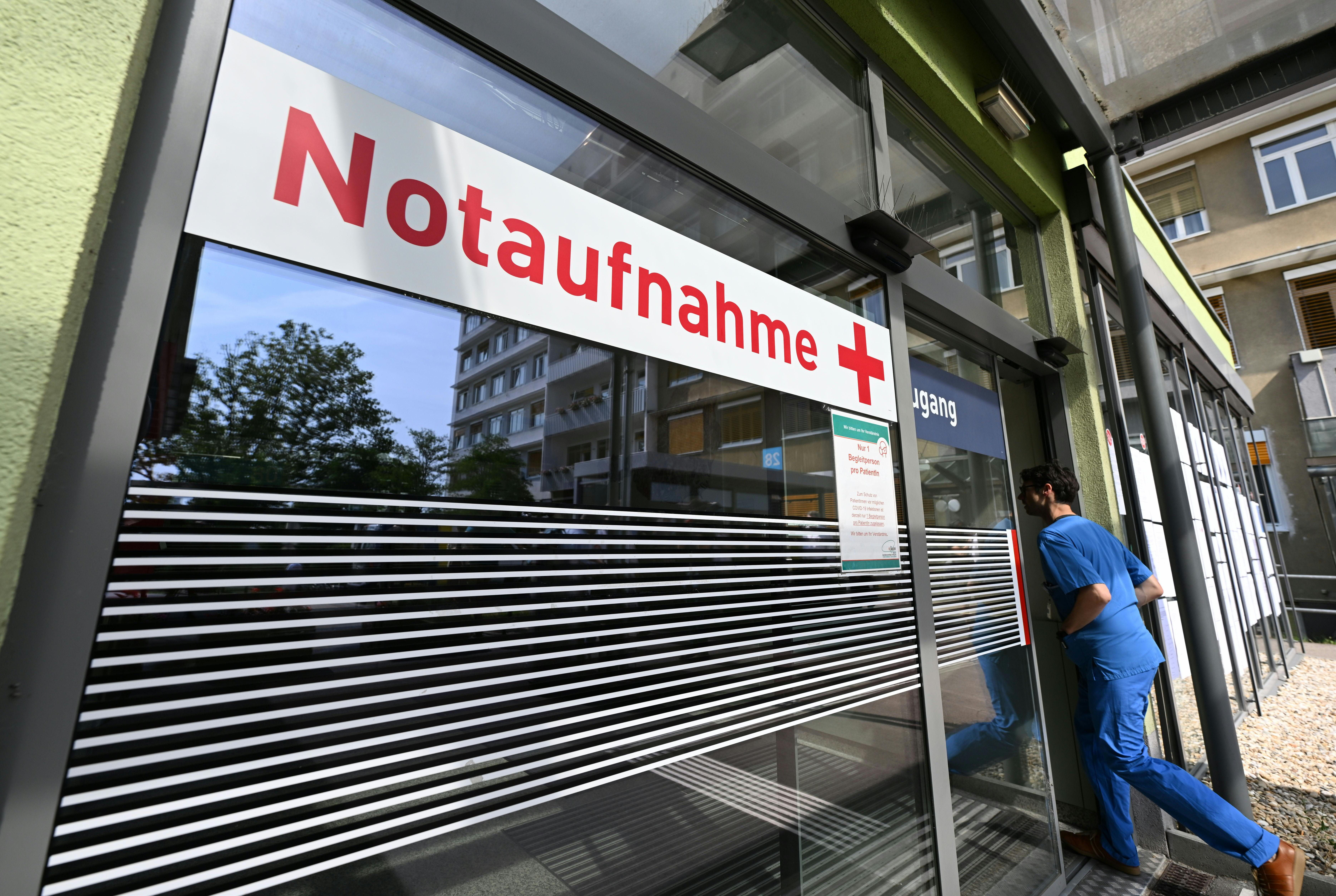 Eingang der Notaufnahme mit Schild an einer Glasfassade, Klinik Ottakring in Wien. (Archivbild)