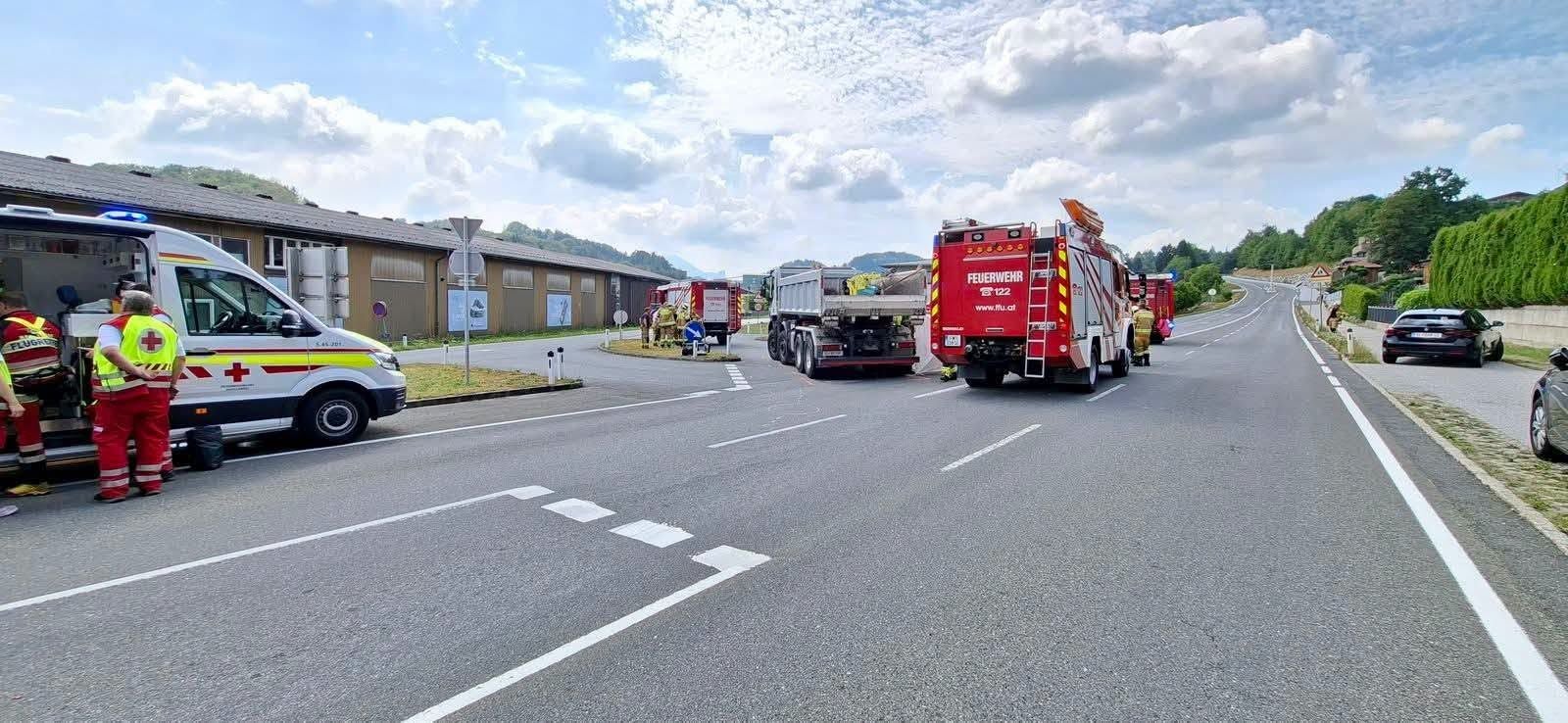 Feuerwehr, Rettungswagen und Einsatzkräfte bei einem Unfall auf einer Landstraße.