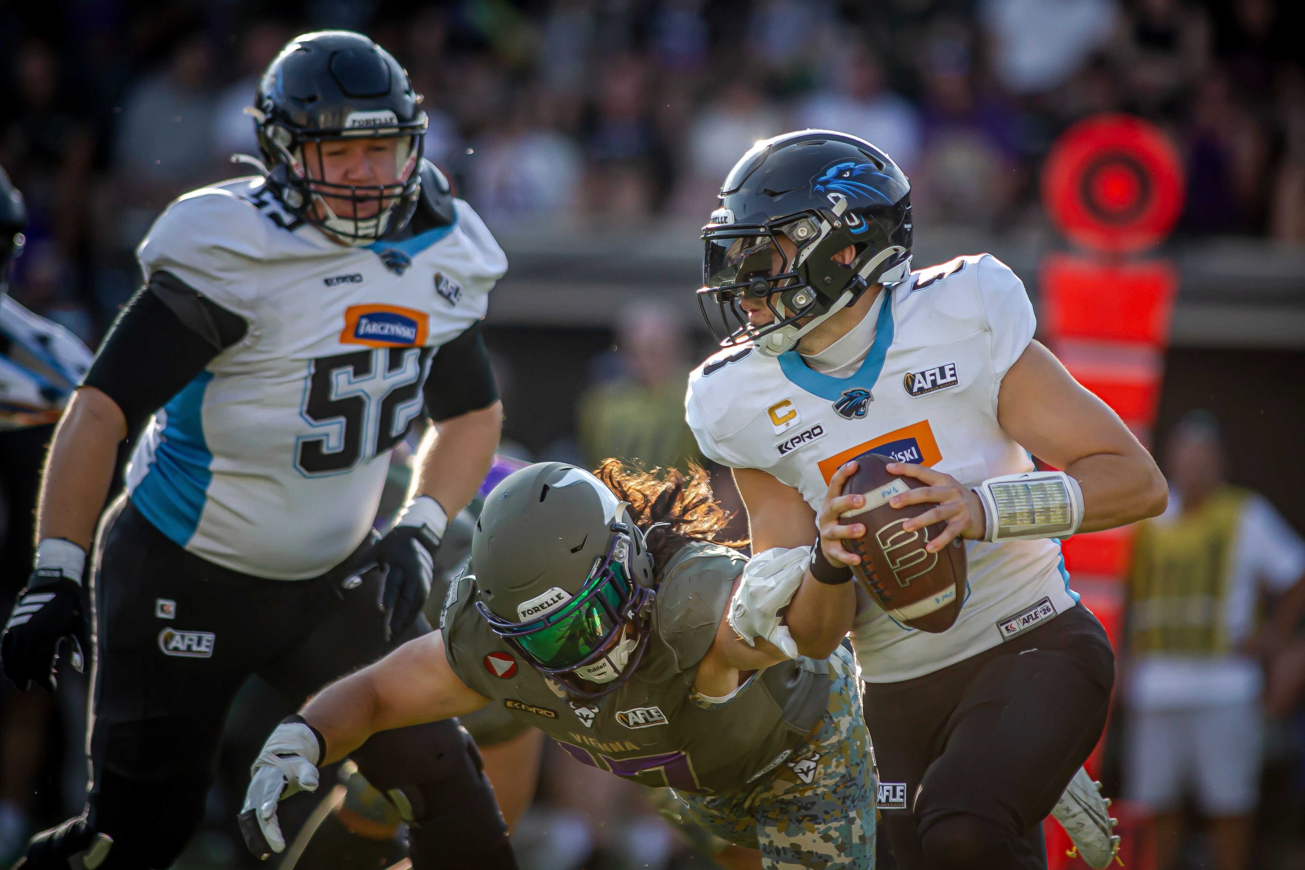 Ein Vikings-Spieler tackelt den Panthers-Quarterback im American-Football-Spiel.
