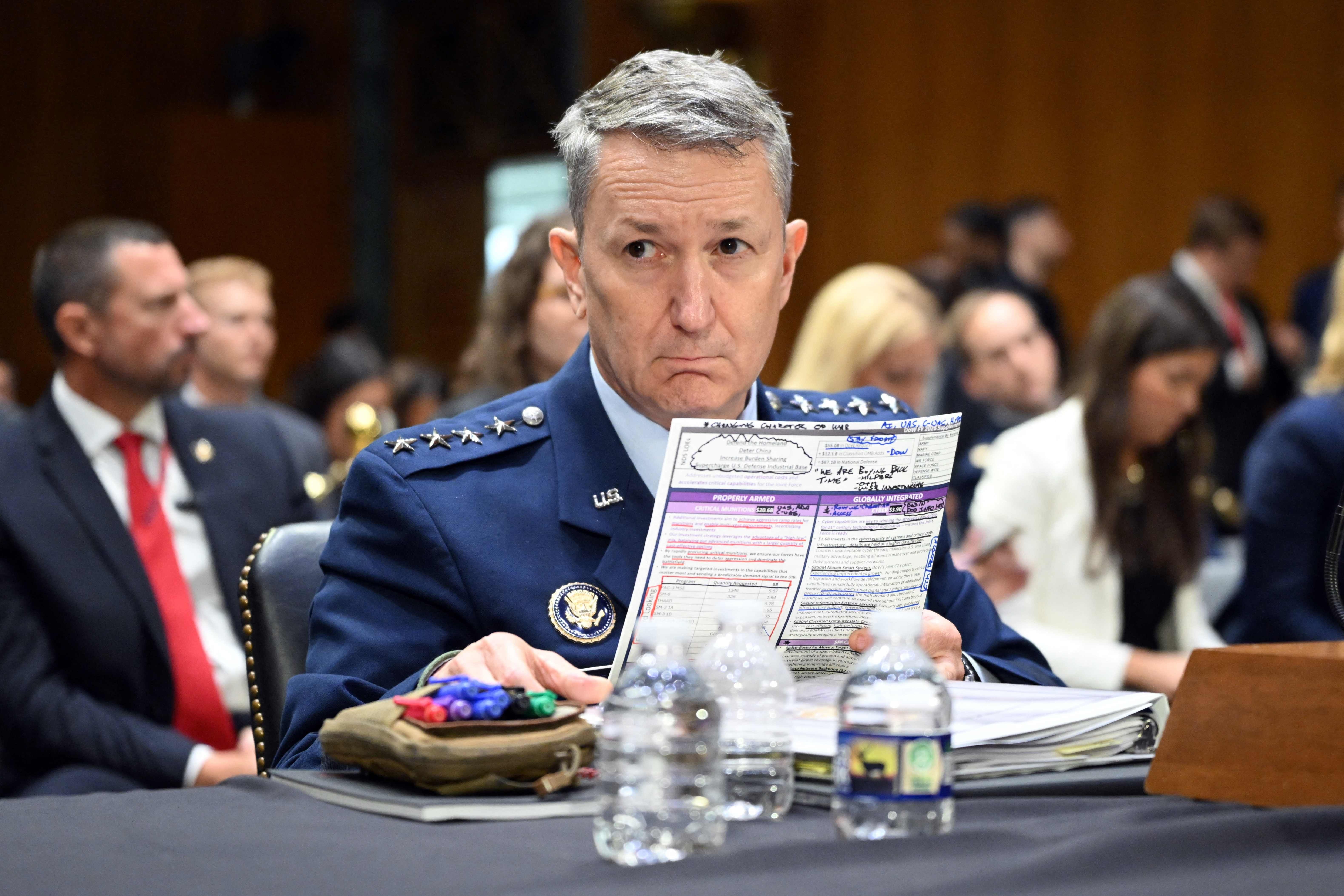 US-General Dan Caine hält Dokumente bei einer Anhörung im Senat am 21. Juli auf dem Tisch.