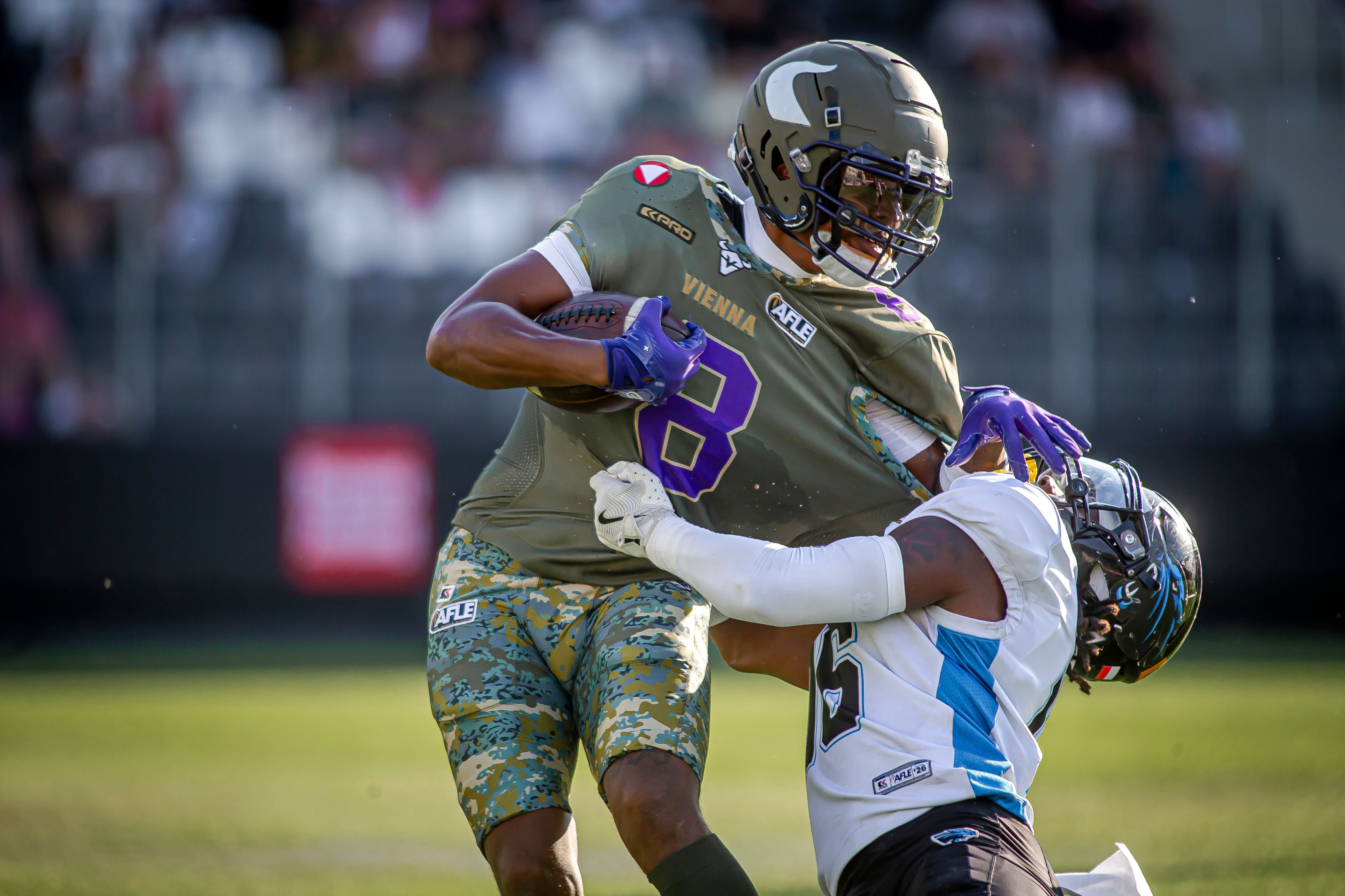 Ein Vikings-Spieler wehrt einen Panthers-Verteidiger beim American Football ab.