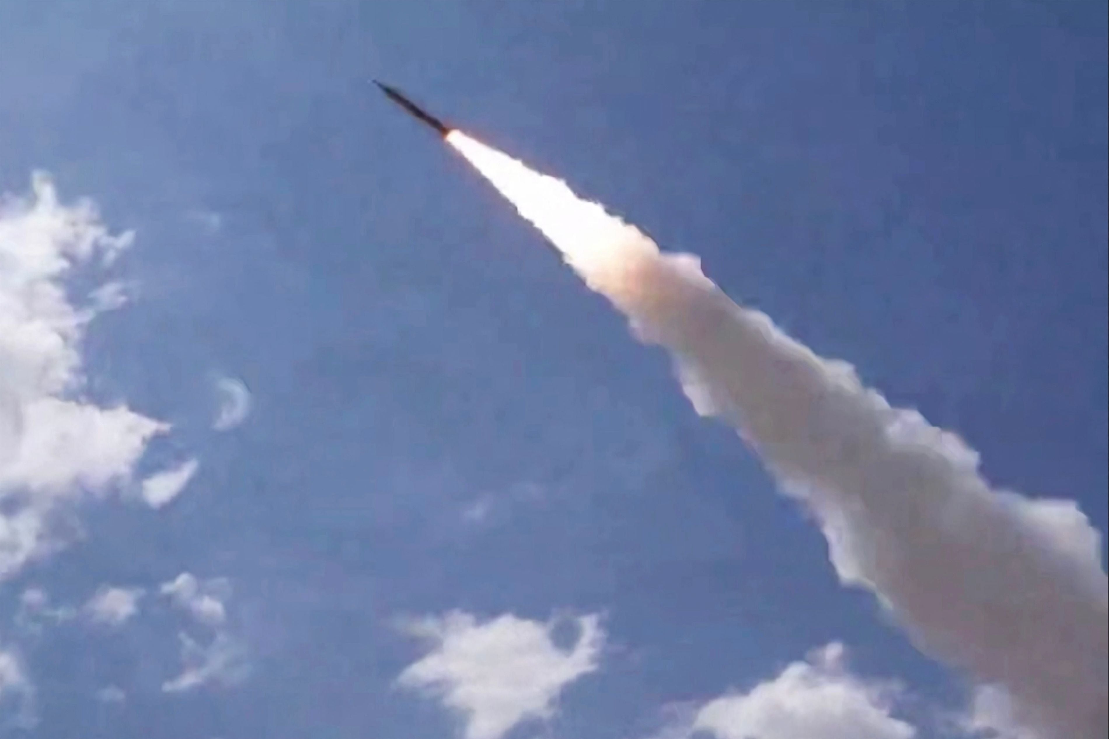 Start einer iranischen Rakete auf US-Ziele in Katar, Kuwait und Oman.