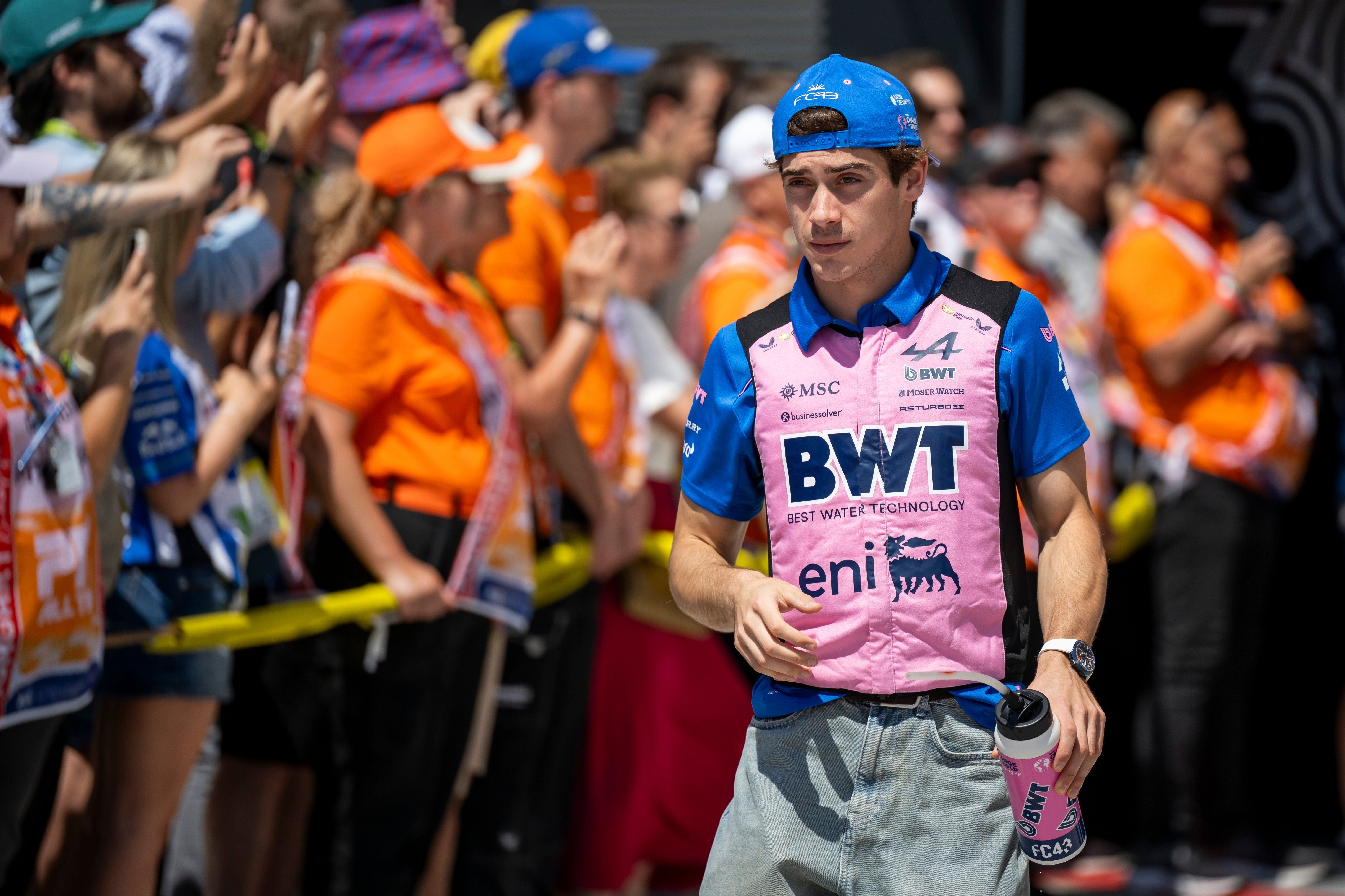 Franco Colapinto im BWT-Alpine-Outfit bei der Fahrerparade vor dem Formel-1-Rennen in Ungarn.