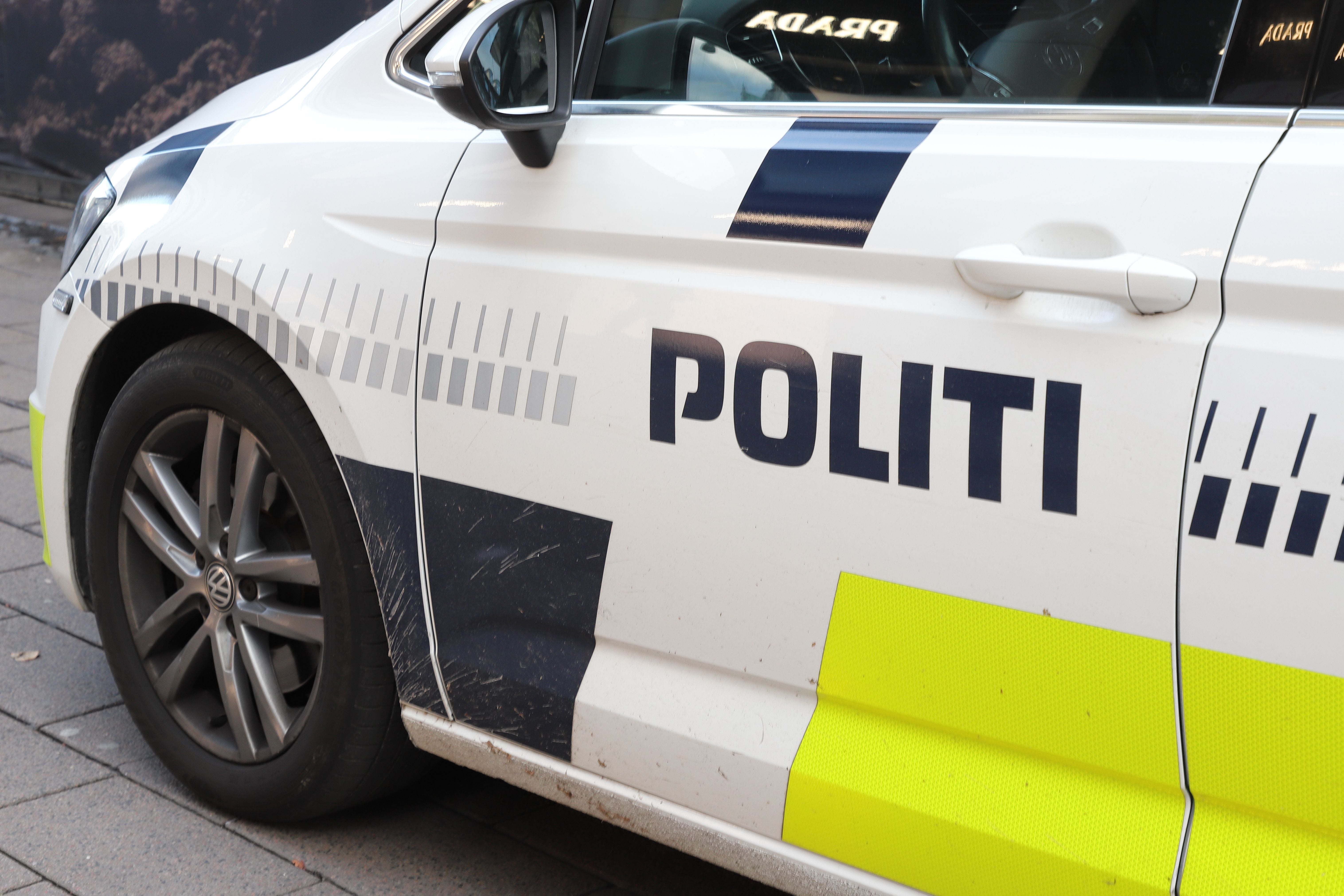 Nahaufnahme einer dänischen Polizeiauto-Tür mit der Aufschrift "POLITI" in Kopenhagen.