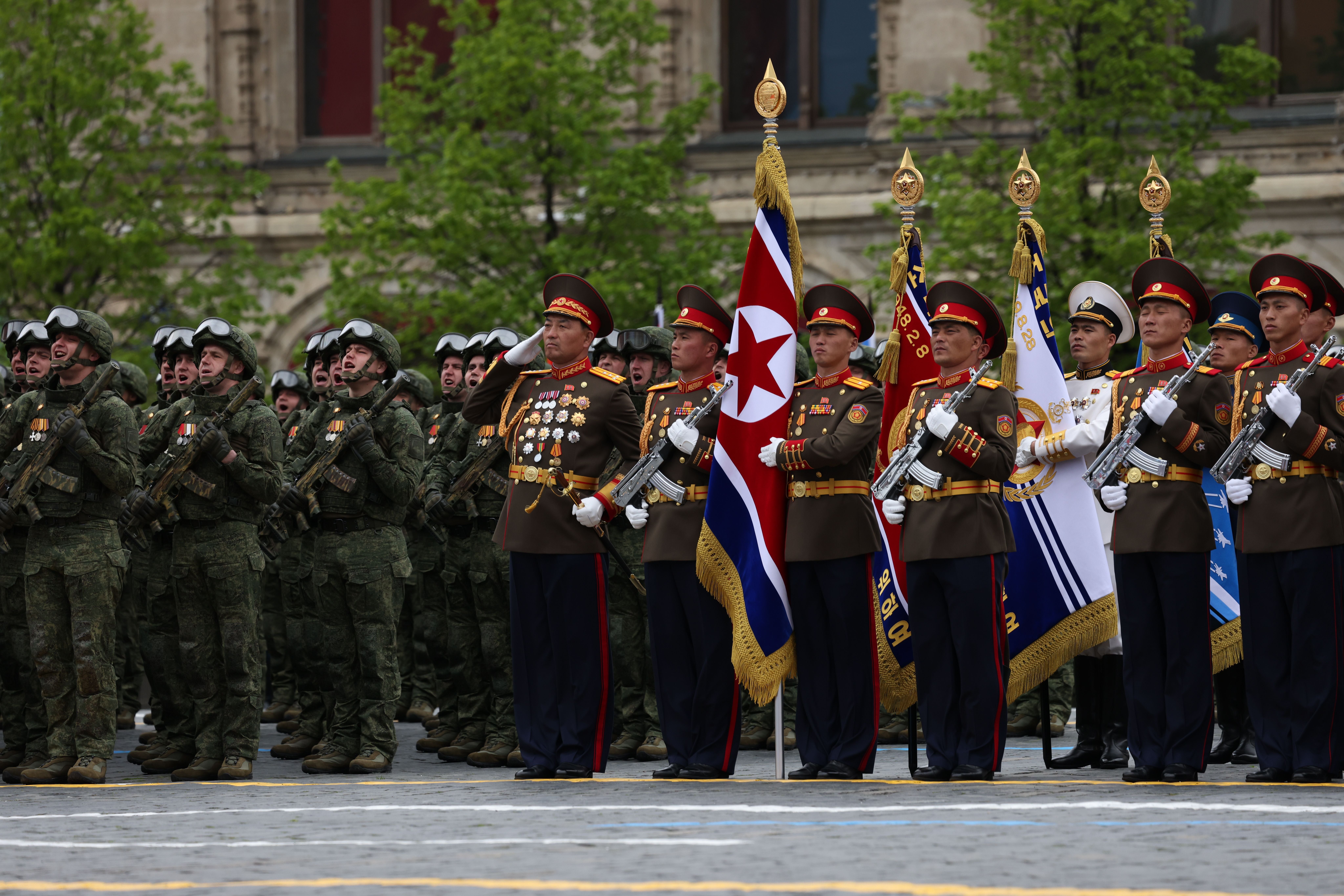 Russische und nordkoreanische Soldaten marschieren bei einer Militärparade in Moskau.