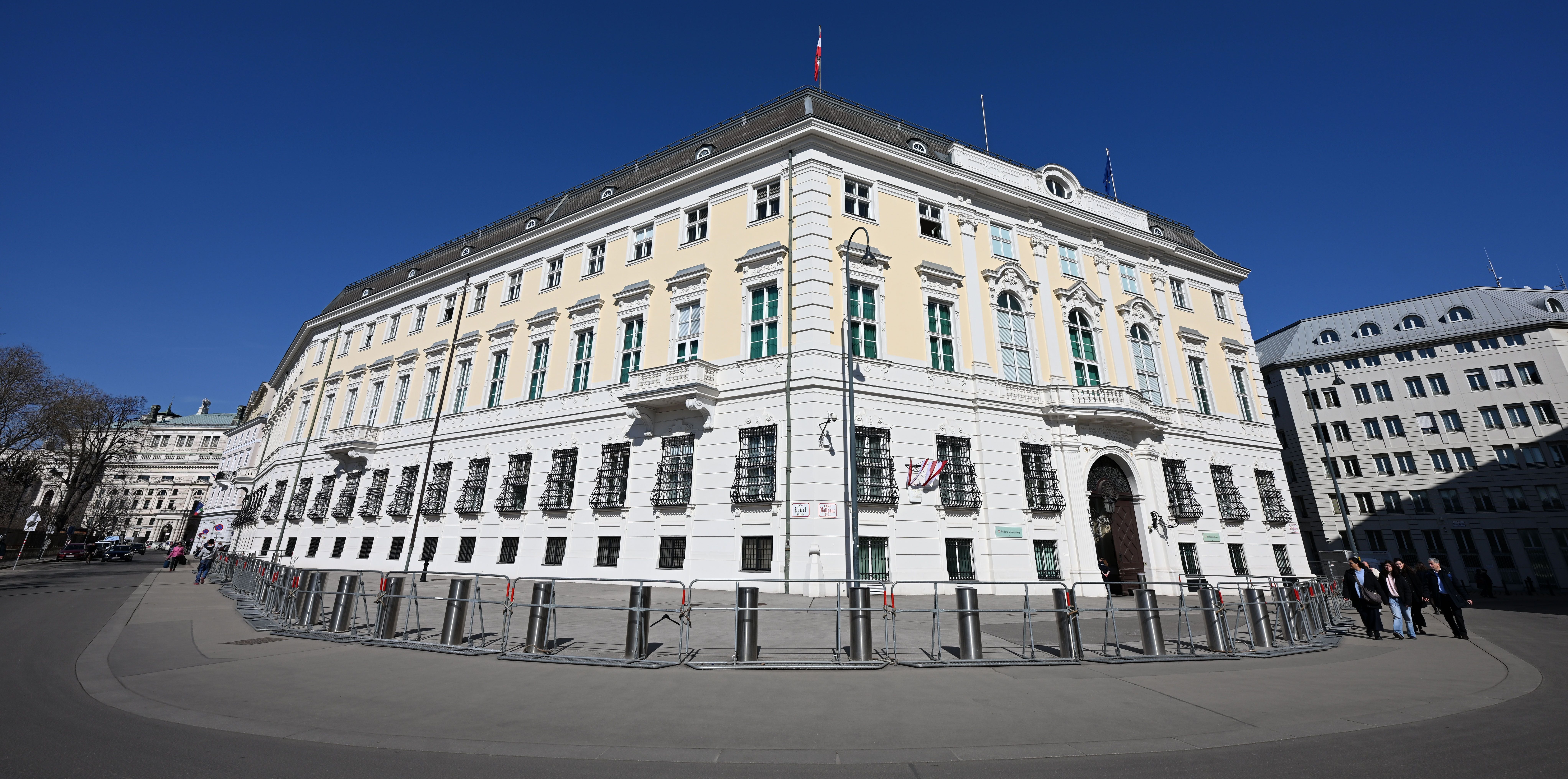 Das Bundeskanzleramt am Ballhausplatz in Wien bei sonnigem Wetter und blauem Himmel.