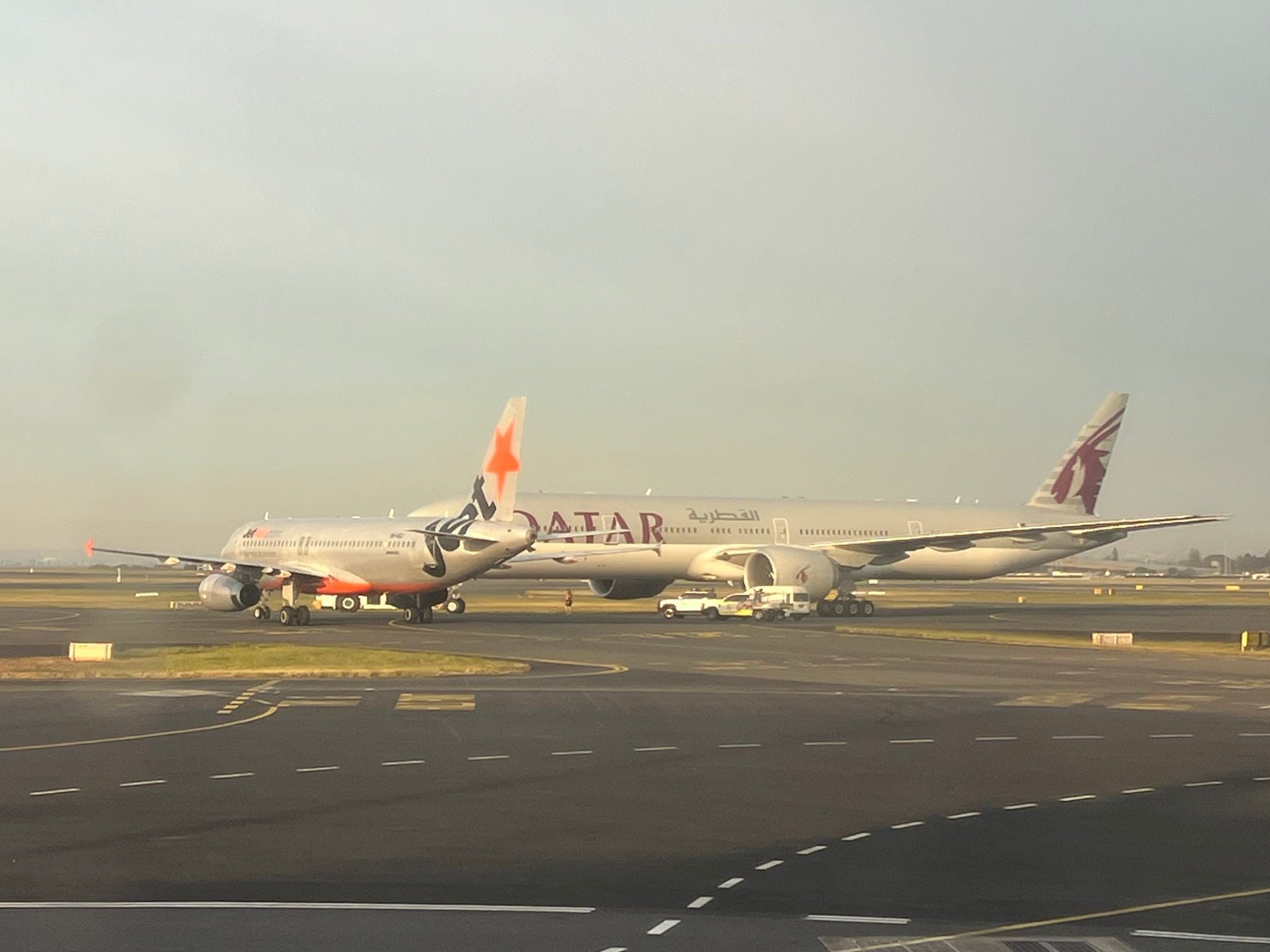 Zwei Flugzeuge, eines von Jetstar und eines von Qatar Airways, stehen am Flughafen Sydney.