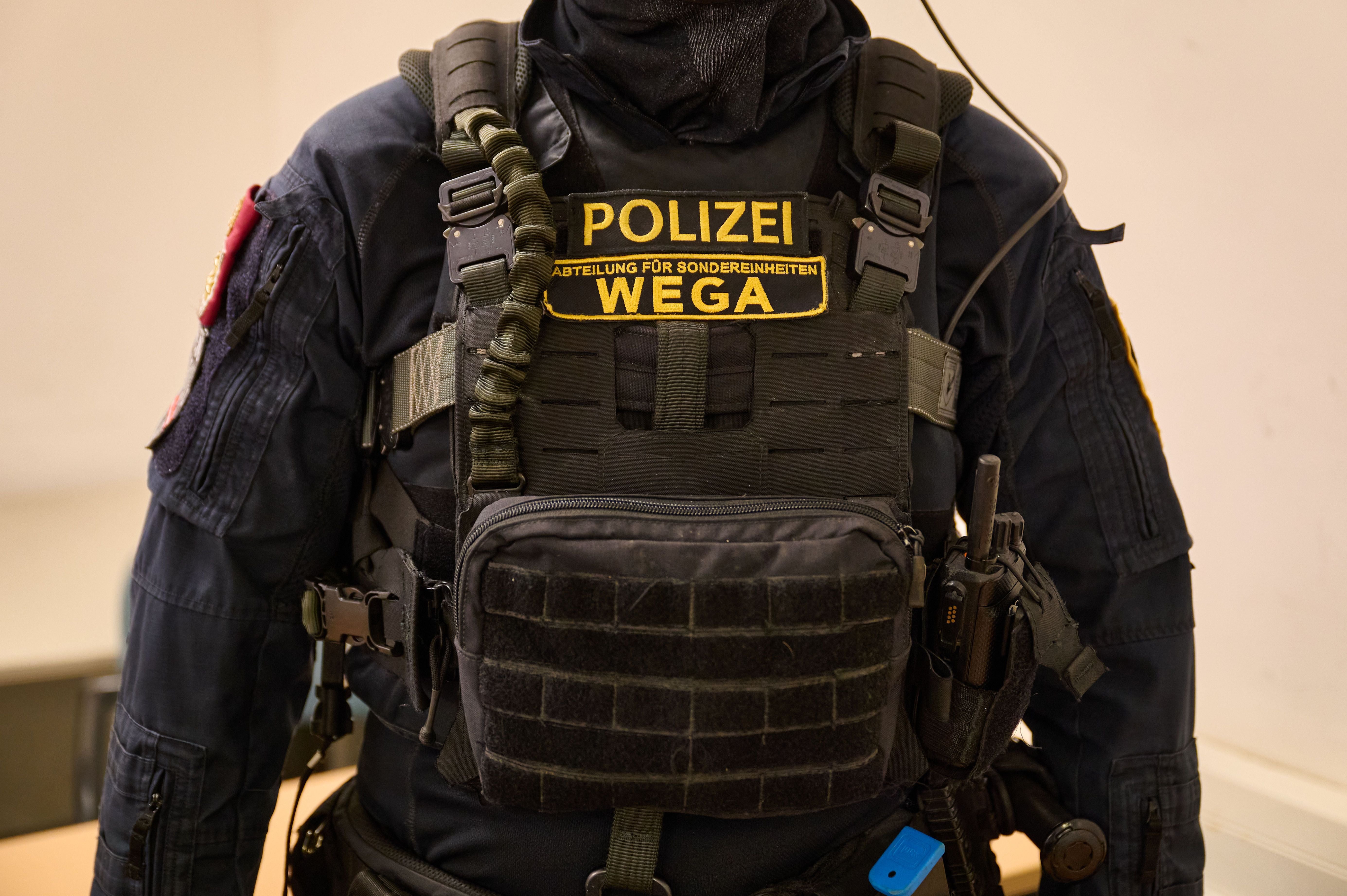 Detailaufnahme einer ballistischen Weste der Polizei-Spezialeinheit WEGA mit Funkgerät und Abzeichen.