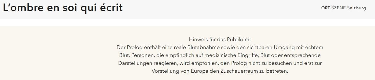 Hinweistext zu einer Theateraufführung mit Warnung vor realer Blutabnahme im Prolog.