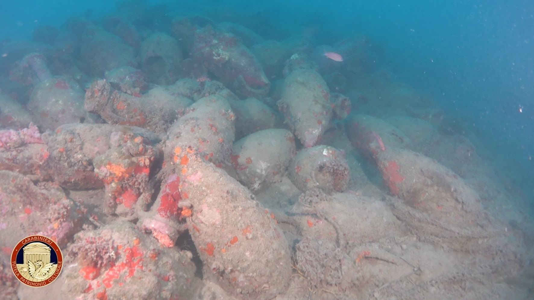 Unterwasseraufnahme von antiken Amphoren in einem römischen Schiffswrack vor Siziliens Küste.