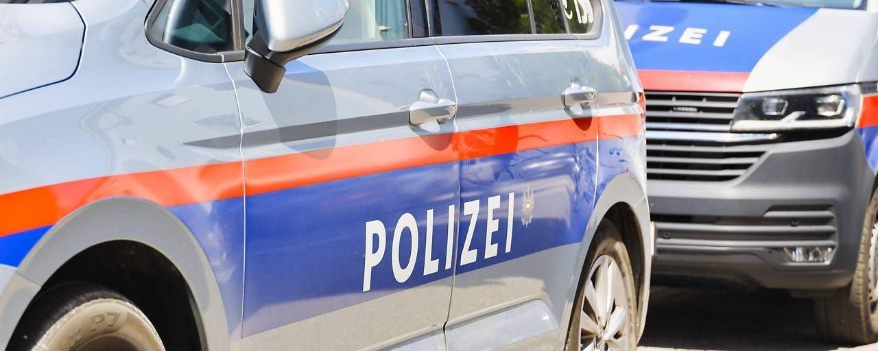 Zwei österreichische Polizeiautos im Einsatz, nebeneinander geparkt.